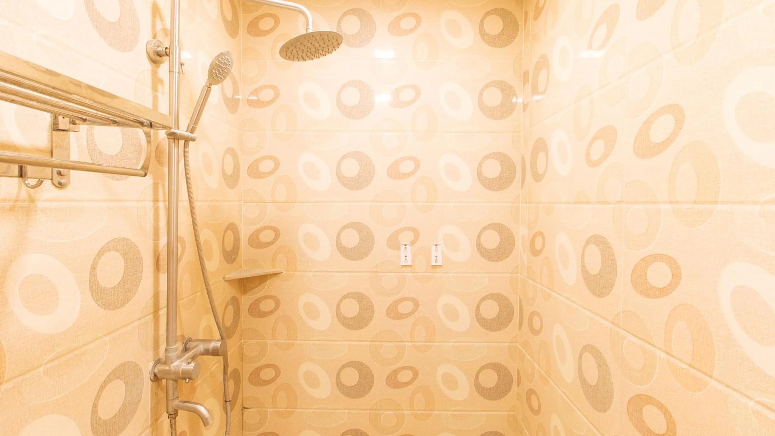 Shower in RedDoorz Plus at Winter Benitez