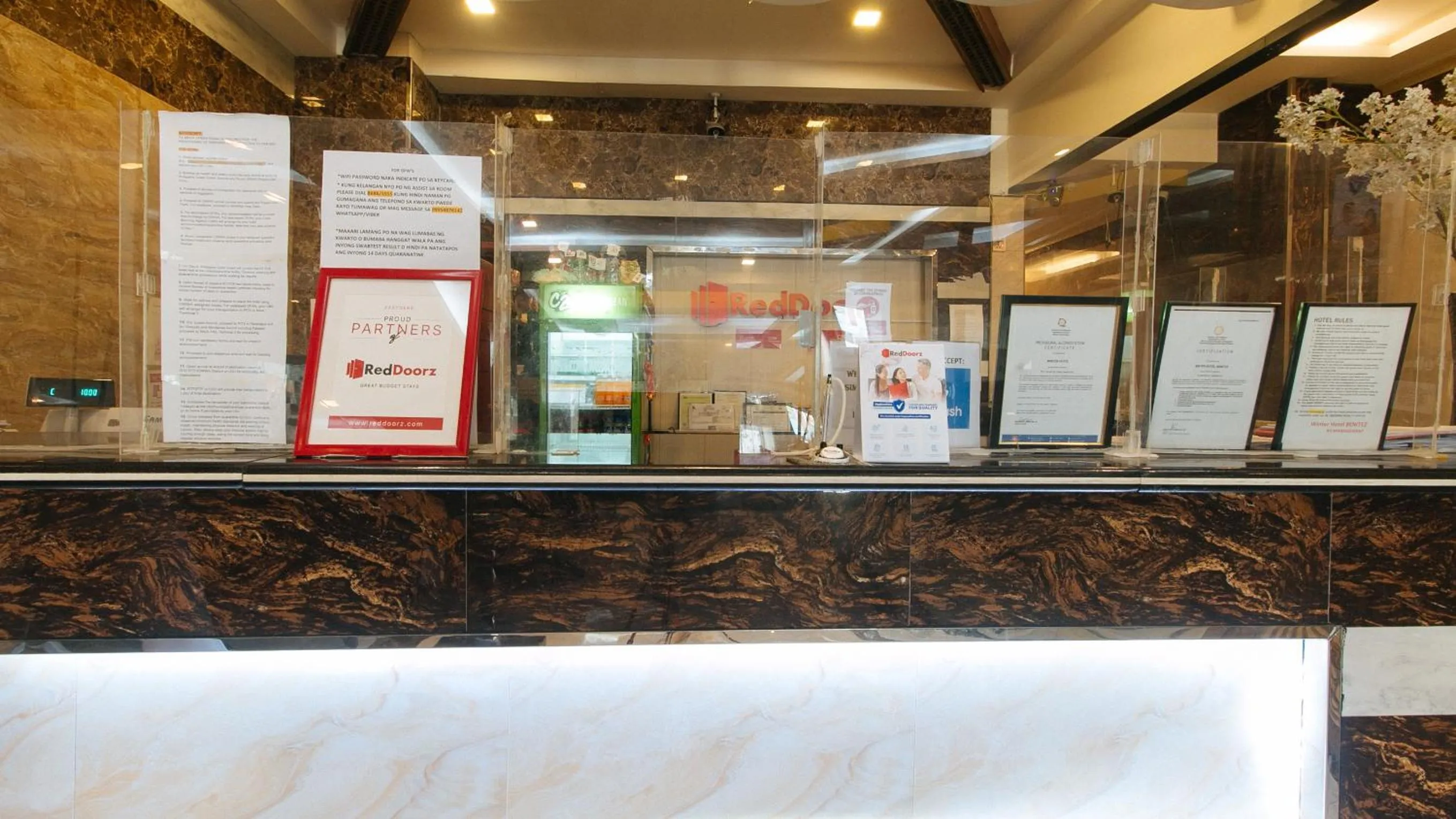 Lobby or reception in RedDoorz Plus at Winter Benitez