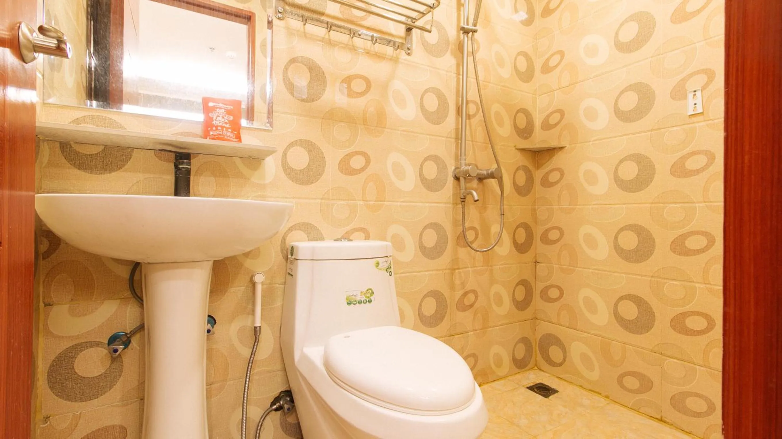 Shower in RedDoorz Plus at Winter Benitez