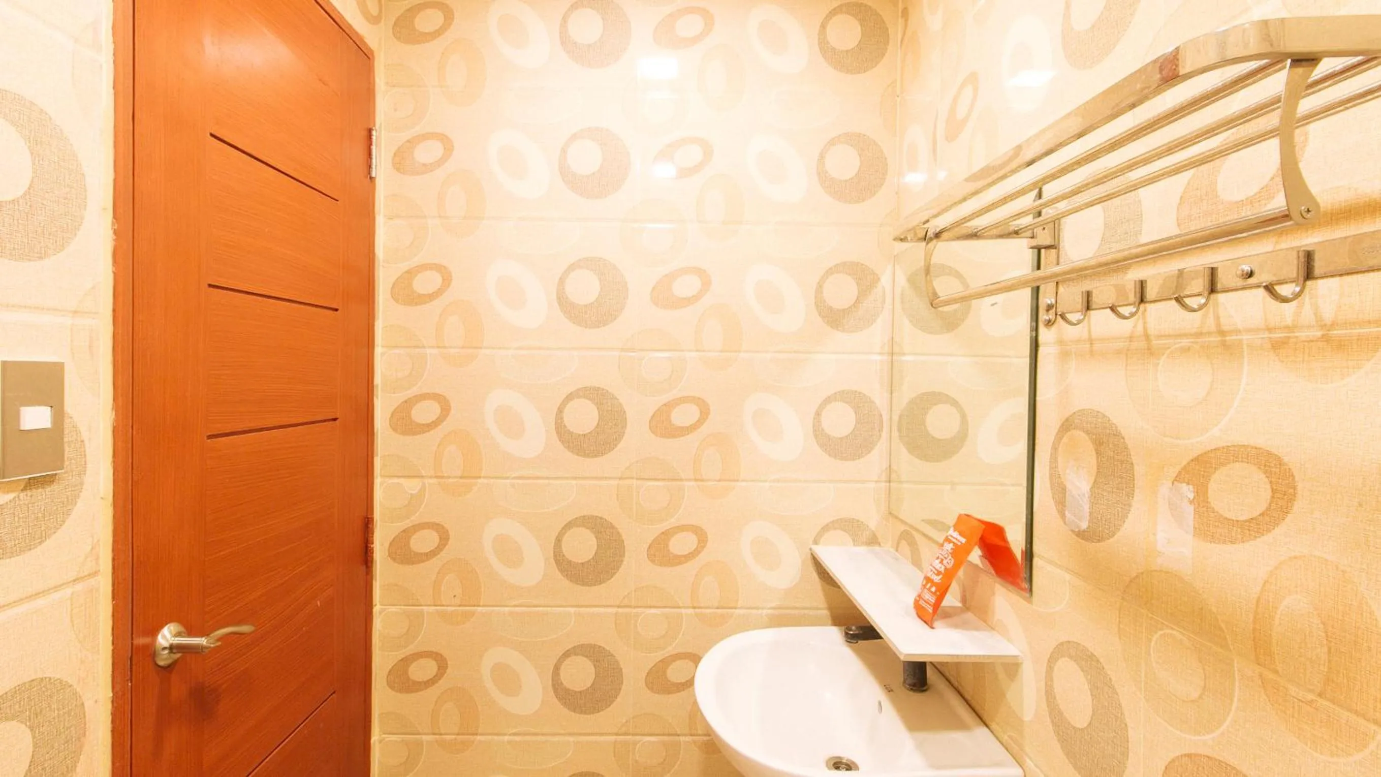 Bathroom in RedDoorz Plus at Winter Benitez