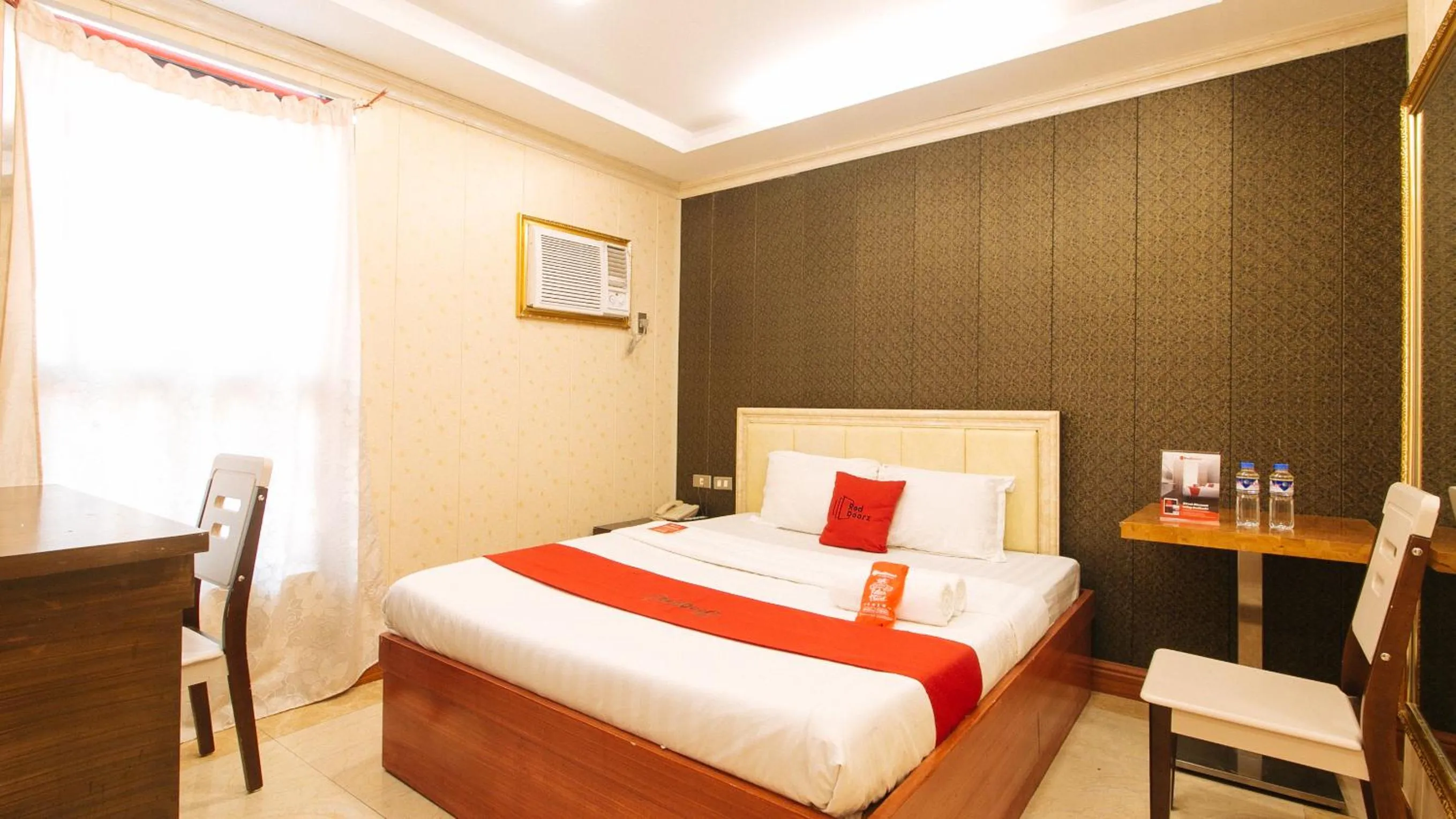 Seating area, Bed in RedDoorz Plus at Winter Benitez