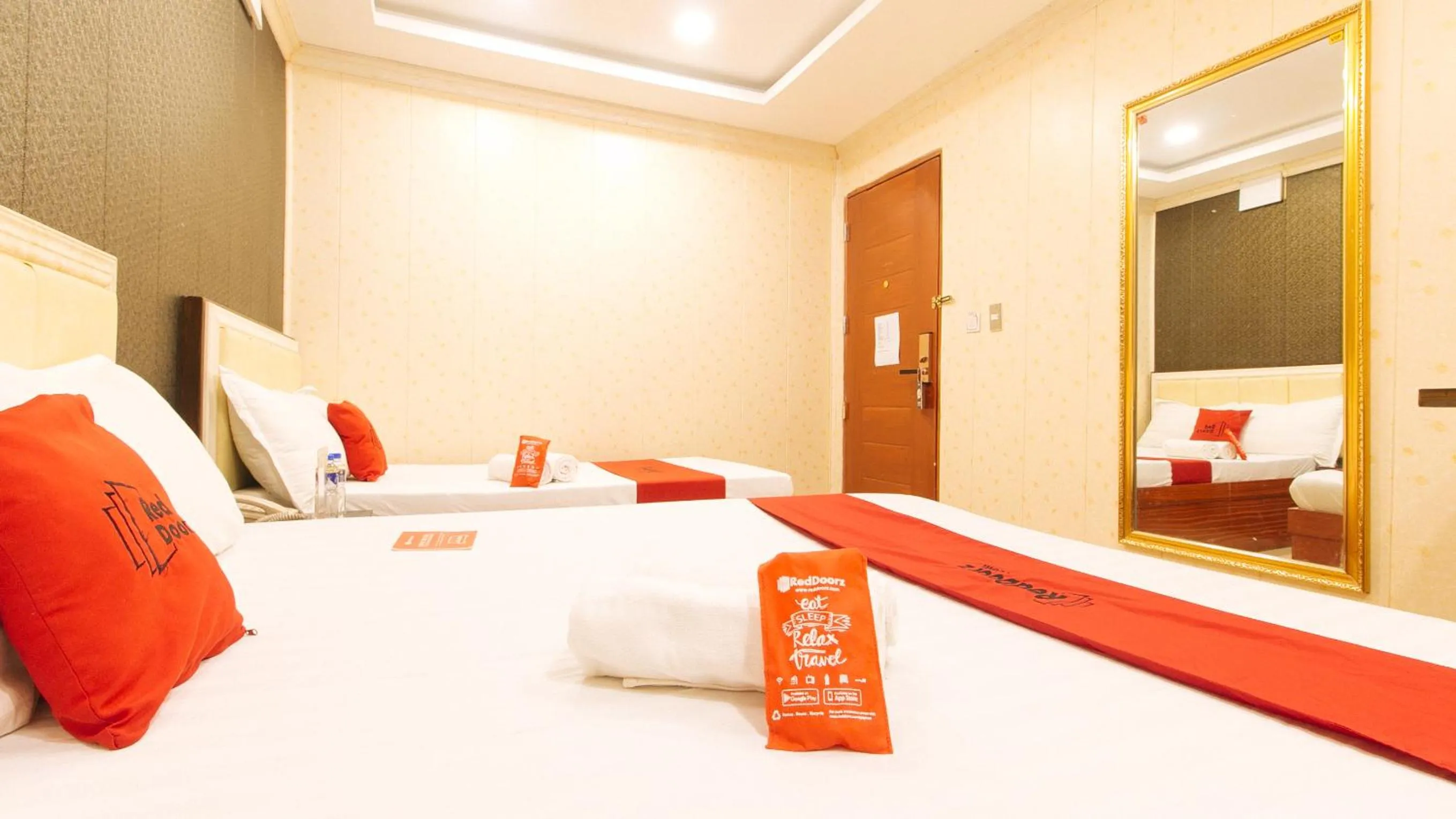 Photo of the whole room, Bed in RedDoorz Plus at Winter Benitez