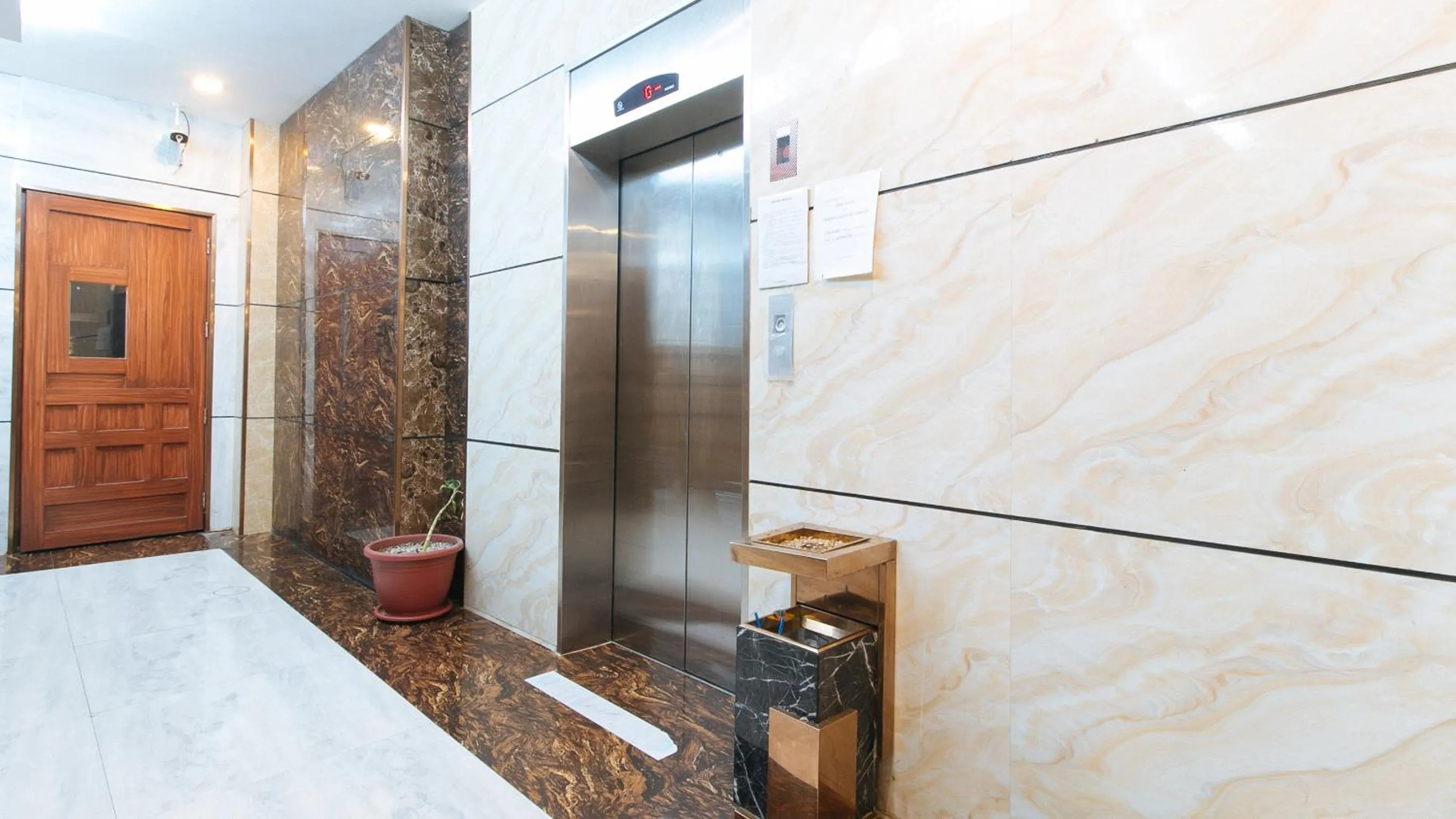 elevator in RedDoorz Plus at Winter Benitez