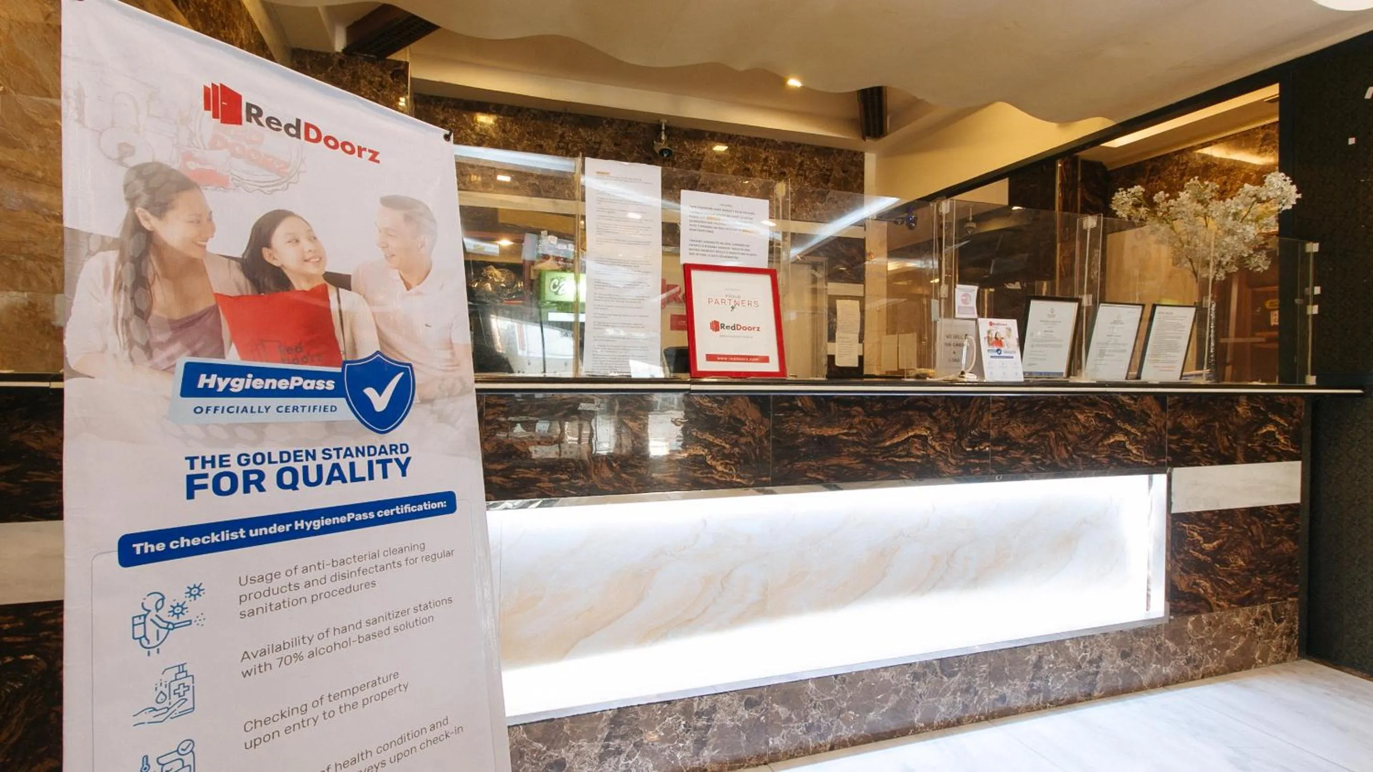 Lobby or reception in RedDoorz Plus at Winter Benitez