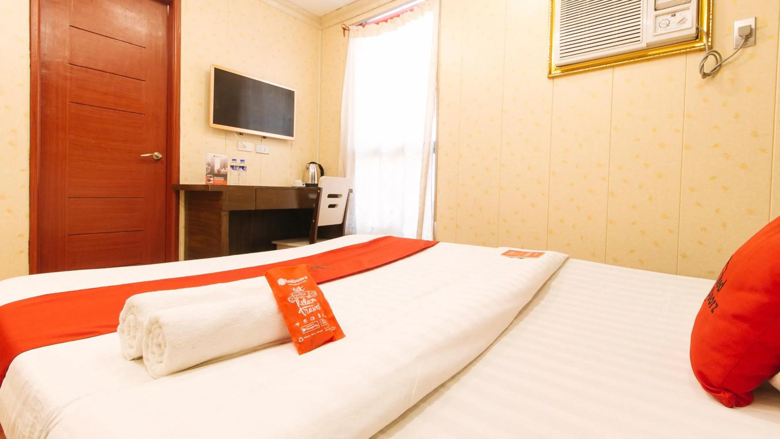 TV and multimedia, Bed in RedDoorz Plus at Winter Benitez