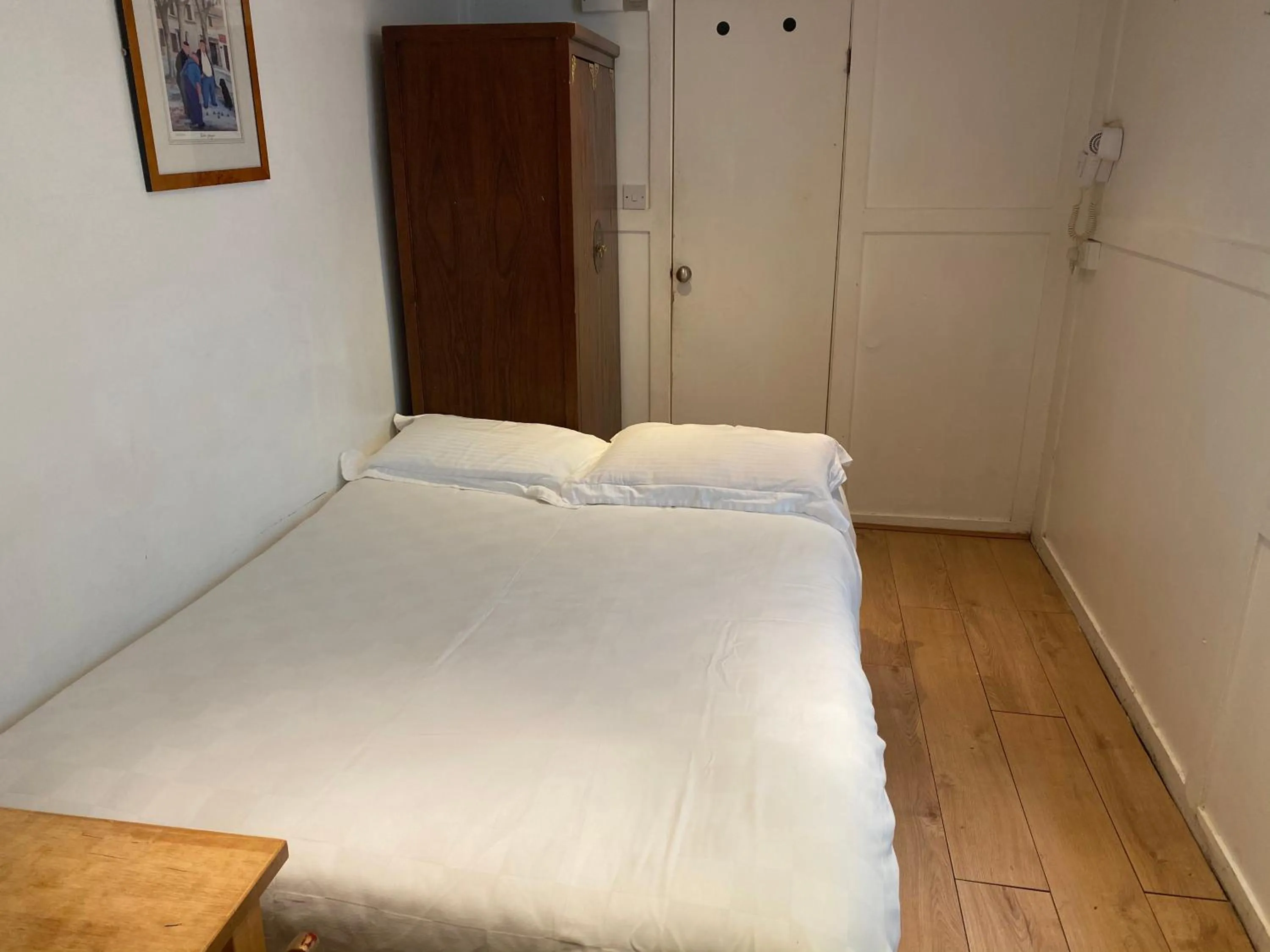 Bedroom, Bed in Motel Schmotel