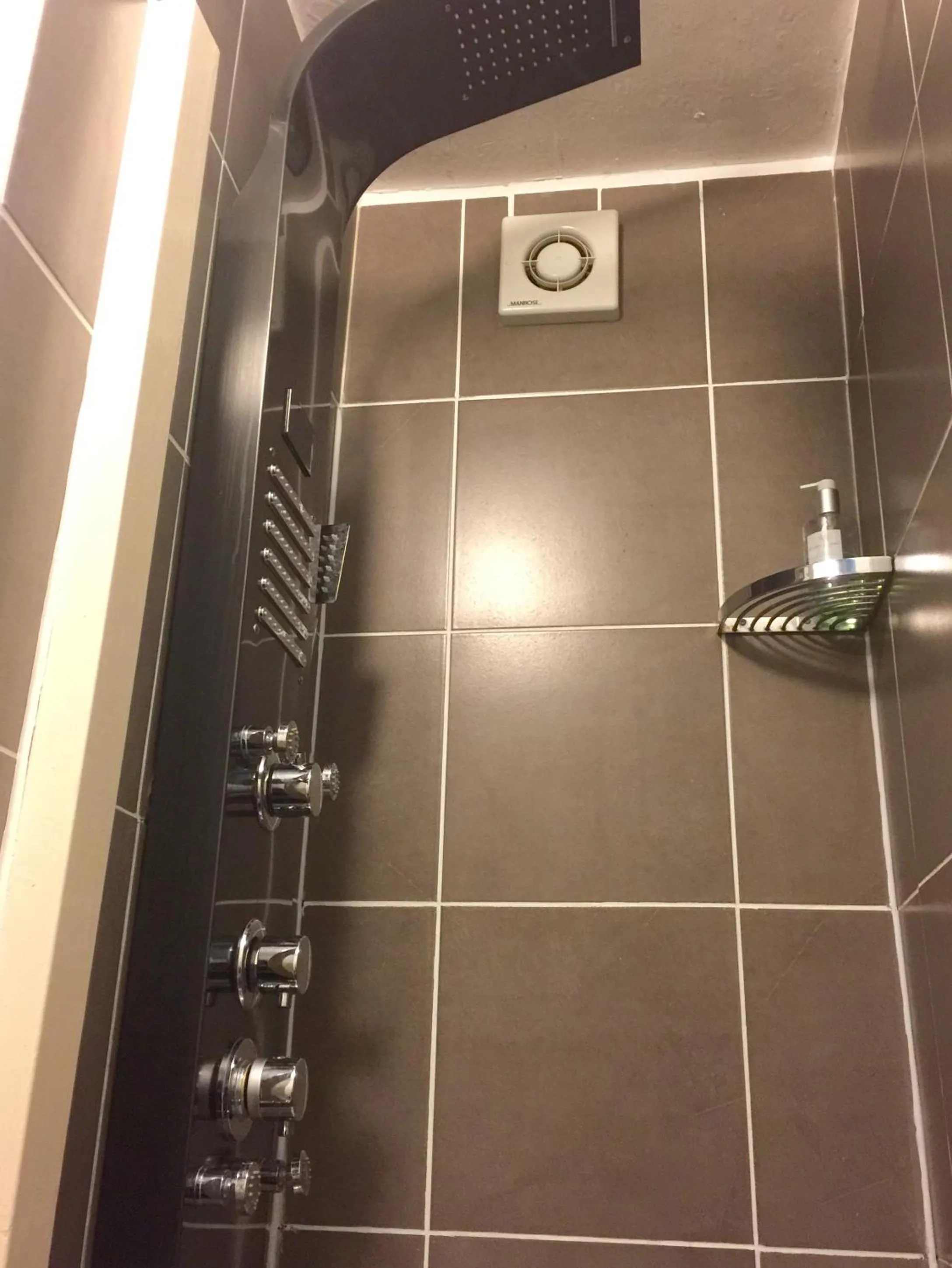 Shower in Motel Schmotel