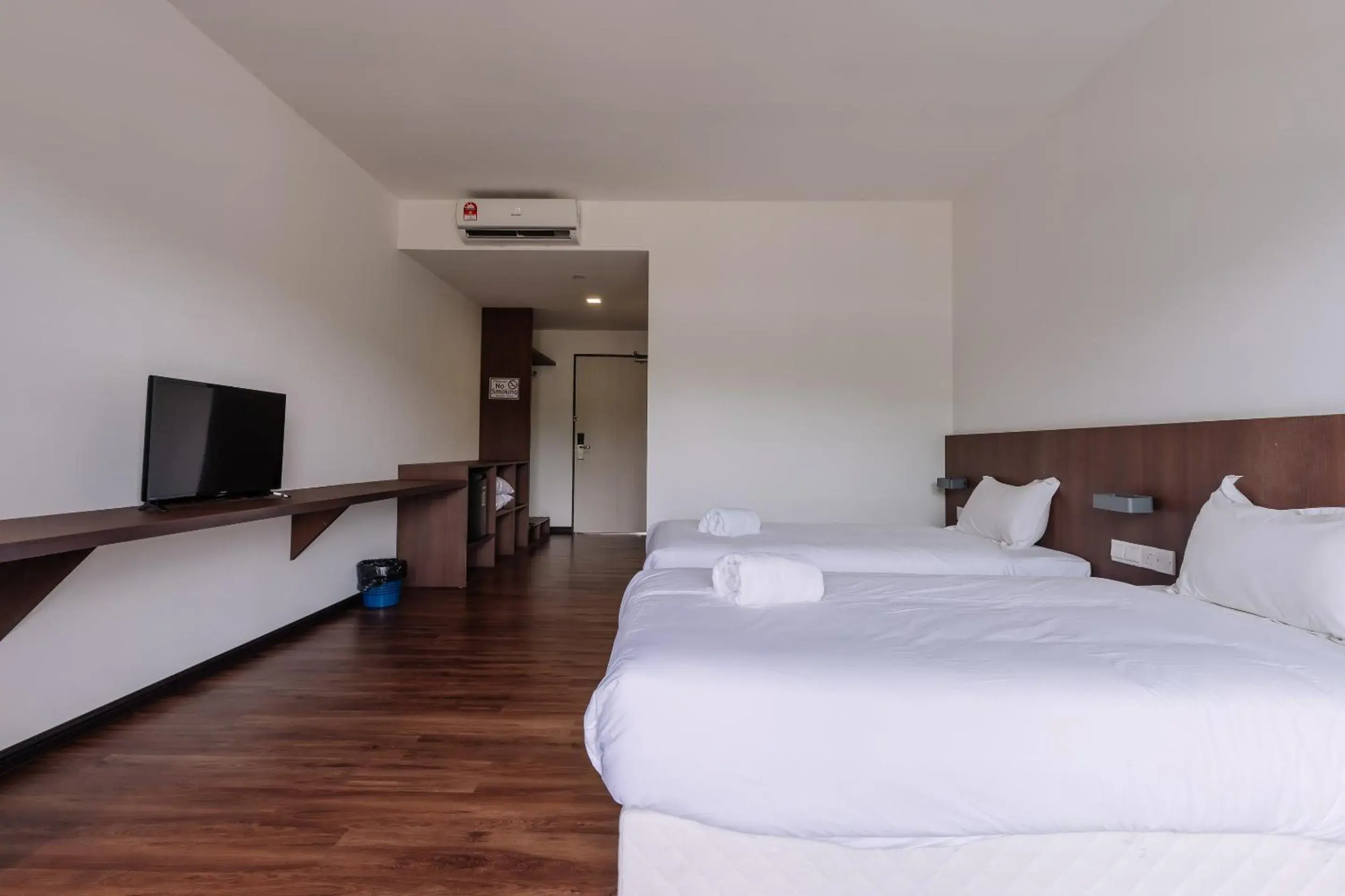 Deluxe Twin Room in Roxy Sematan Villa & Townhouse Deluxe Twin Room in Roxy Sematan Villa & Townhouse