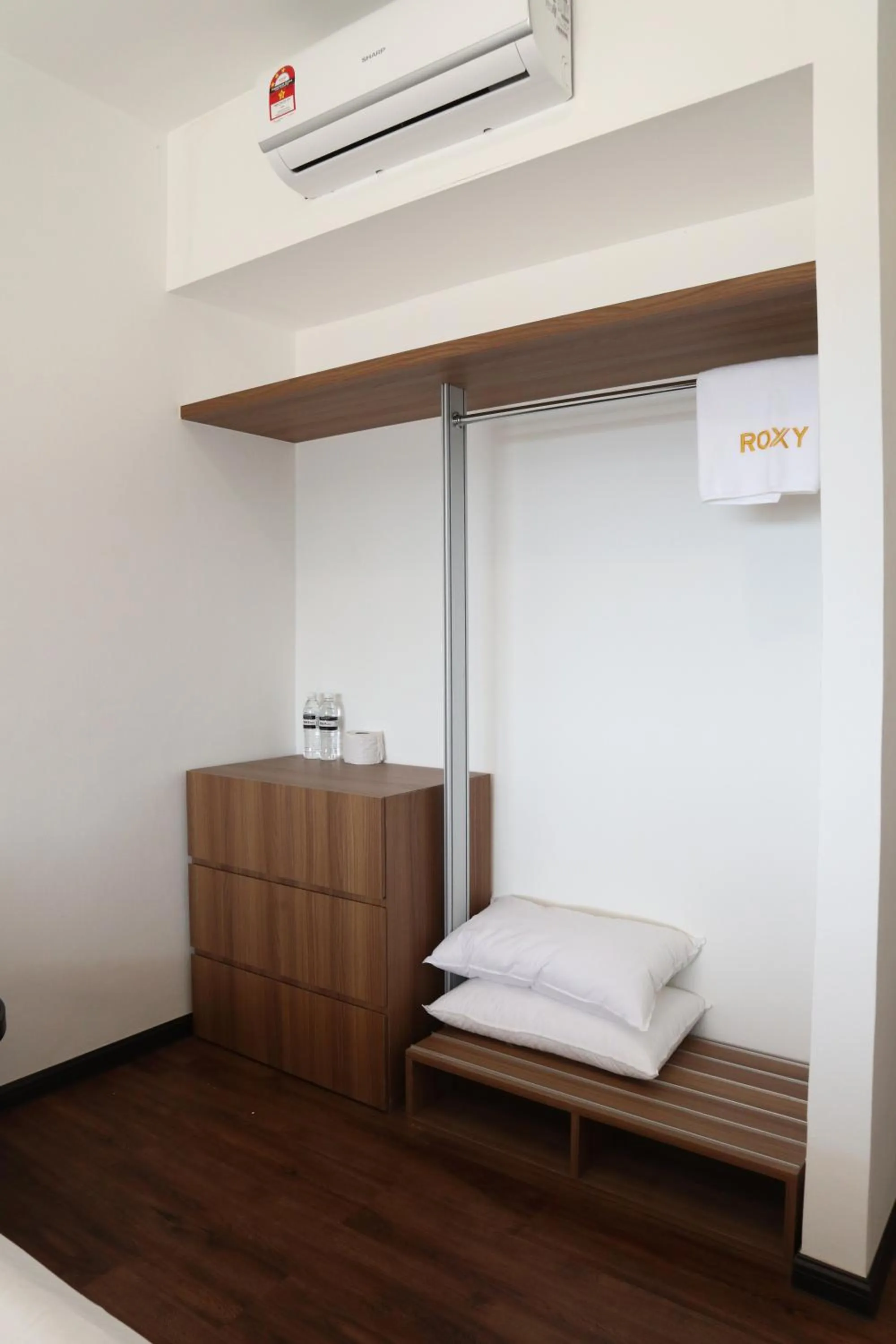 cot, Bed in Roxy Sematan Villa & Townhouse