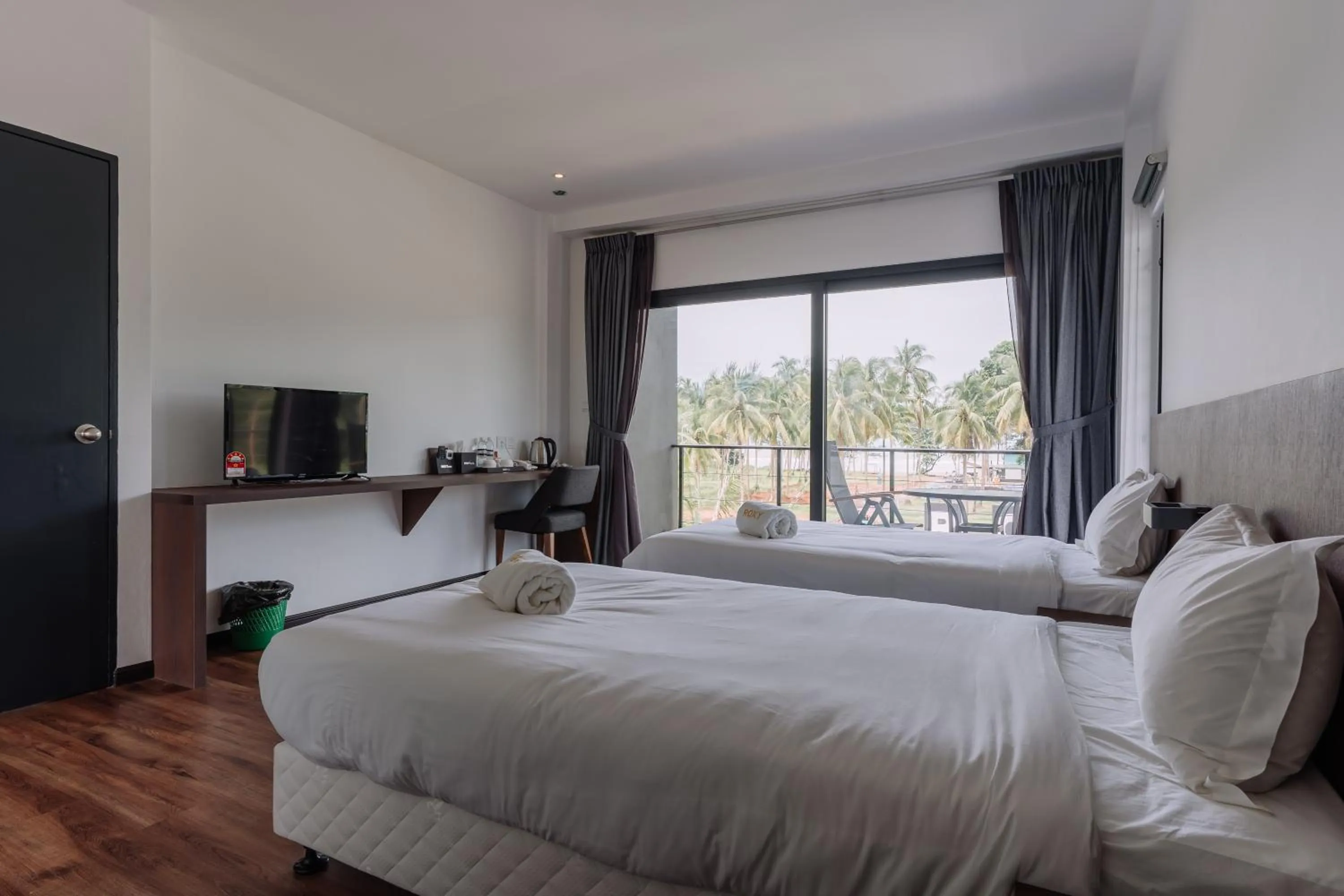 Toilet, Bed in Roxy Sematan Villa & Townhouse