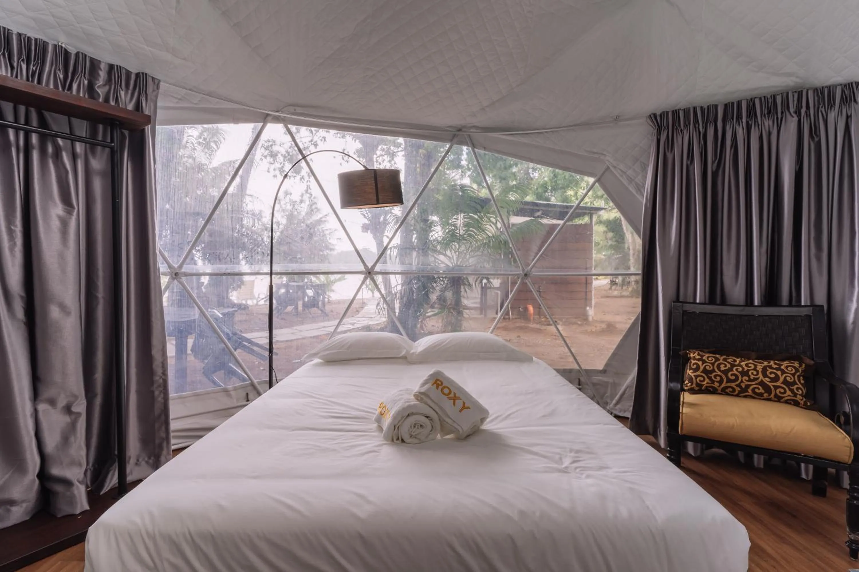 Bed in Roxy Sematan Villa & Townhouse