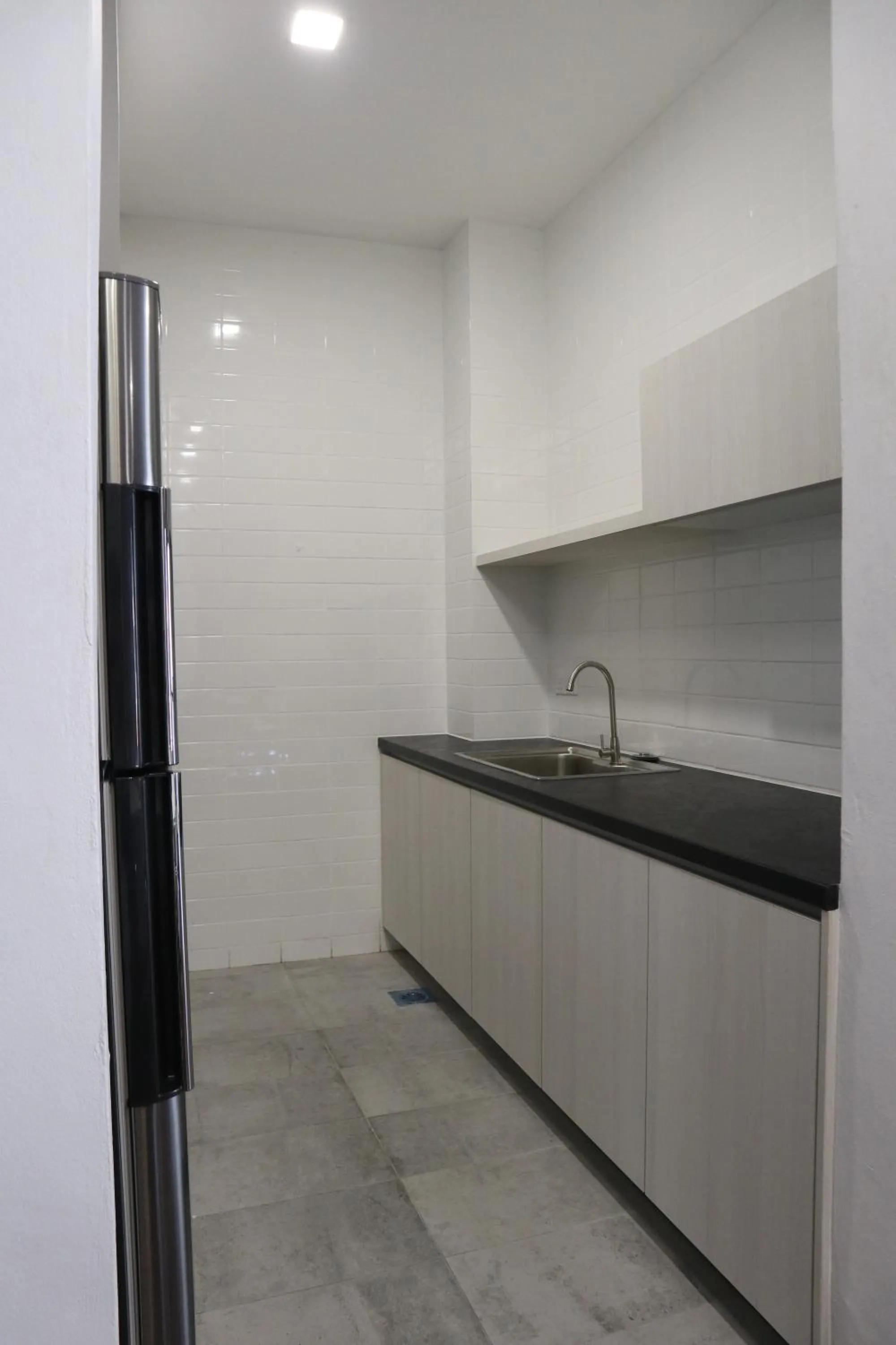 Communal kitchen in Roxy Sematan Villa & Townhouse