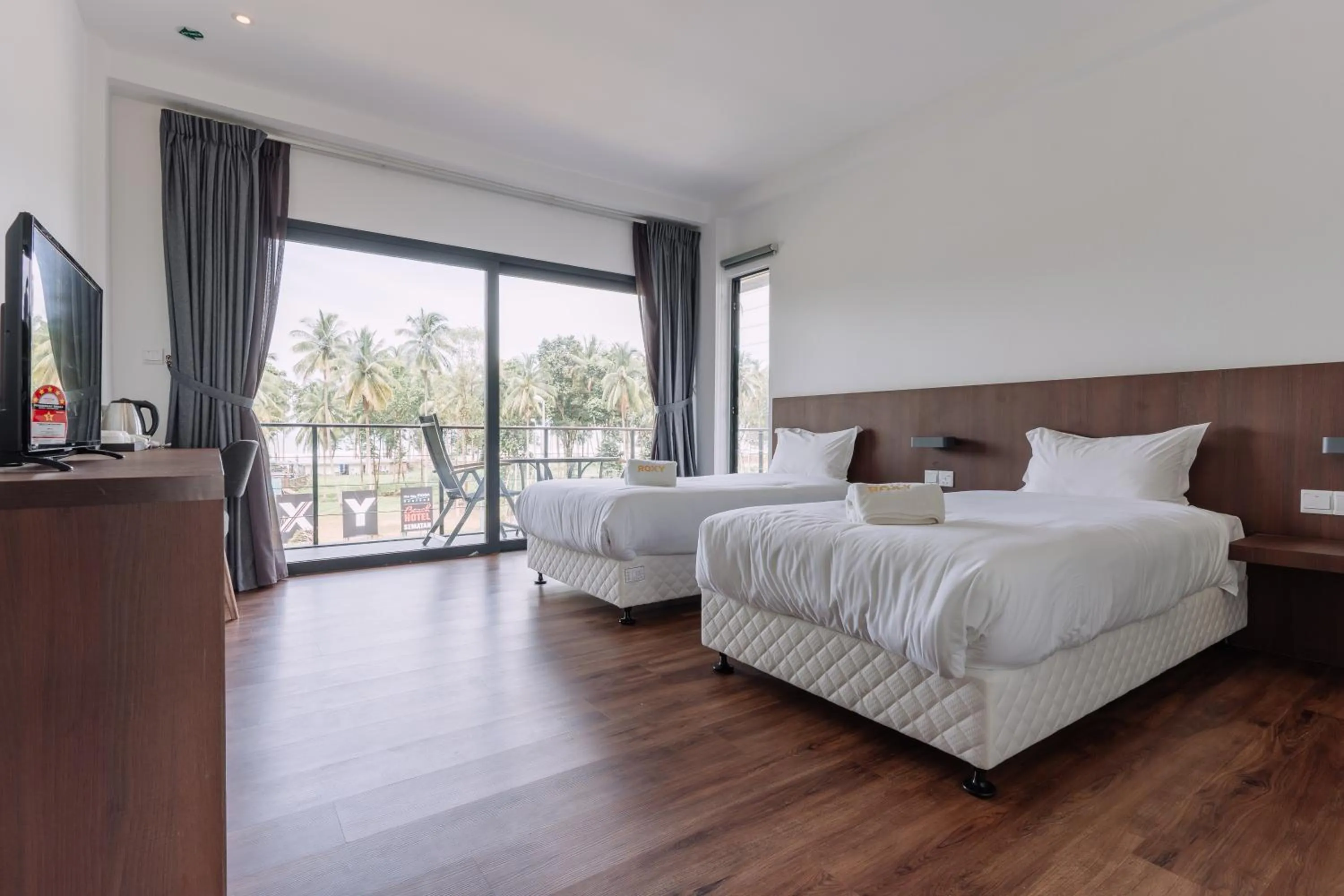 Bedroom, Bed in Roxy Sematan Villa & Townhouse