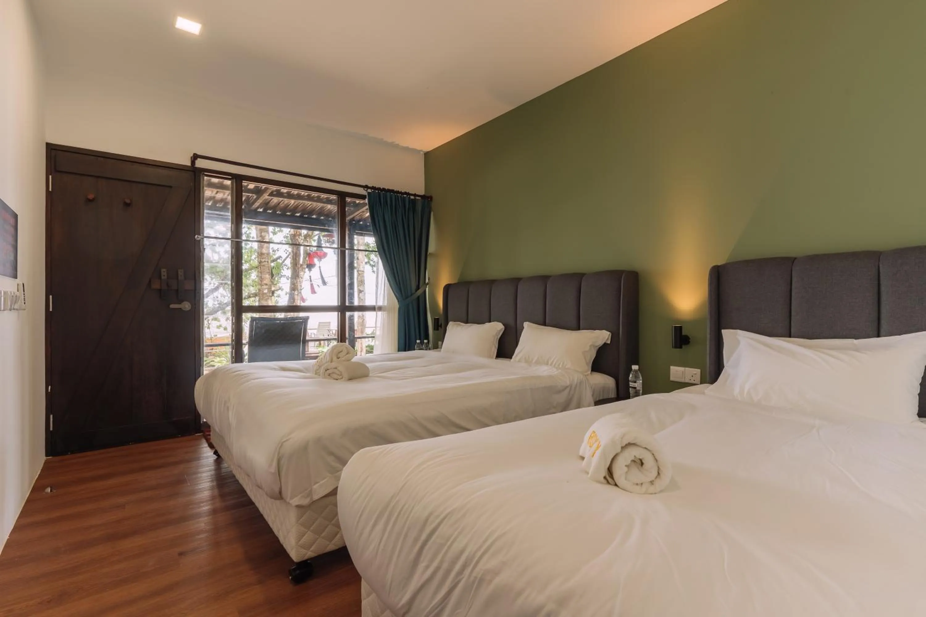 Bed in Roxy Sematan Villa & Townhouse