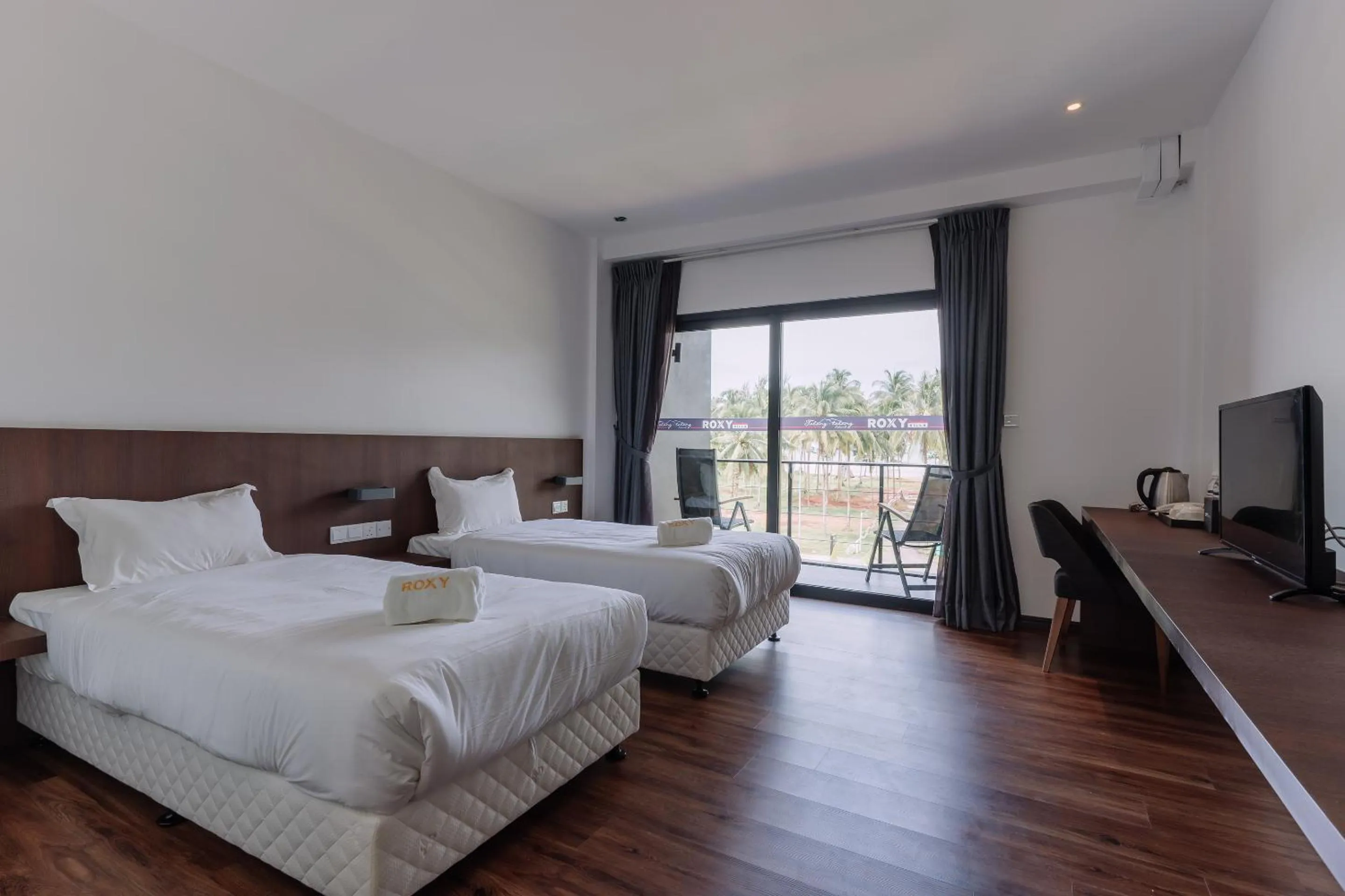 Bedroom, Bed in Roxy Sematan Villa & Townhouse