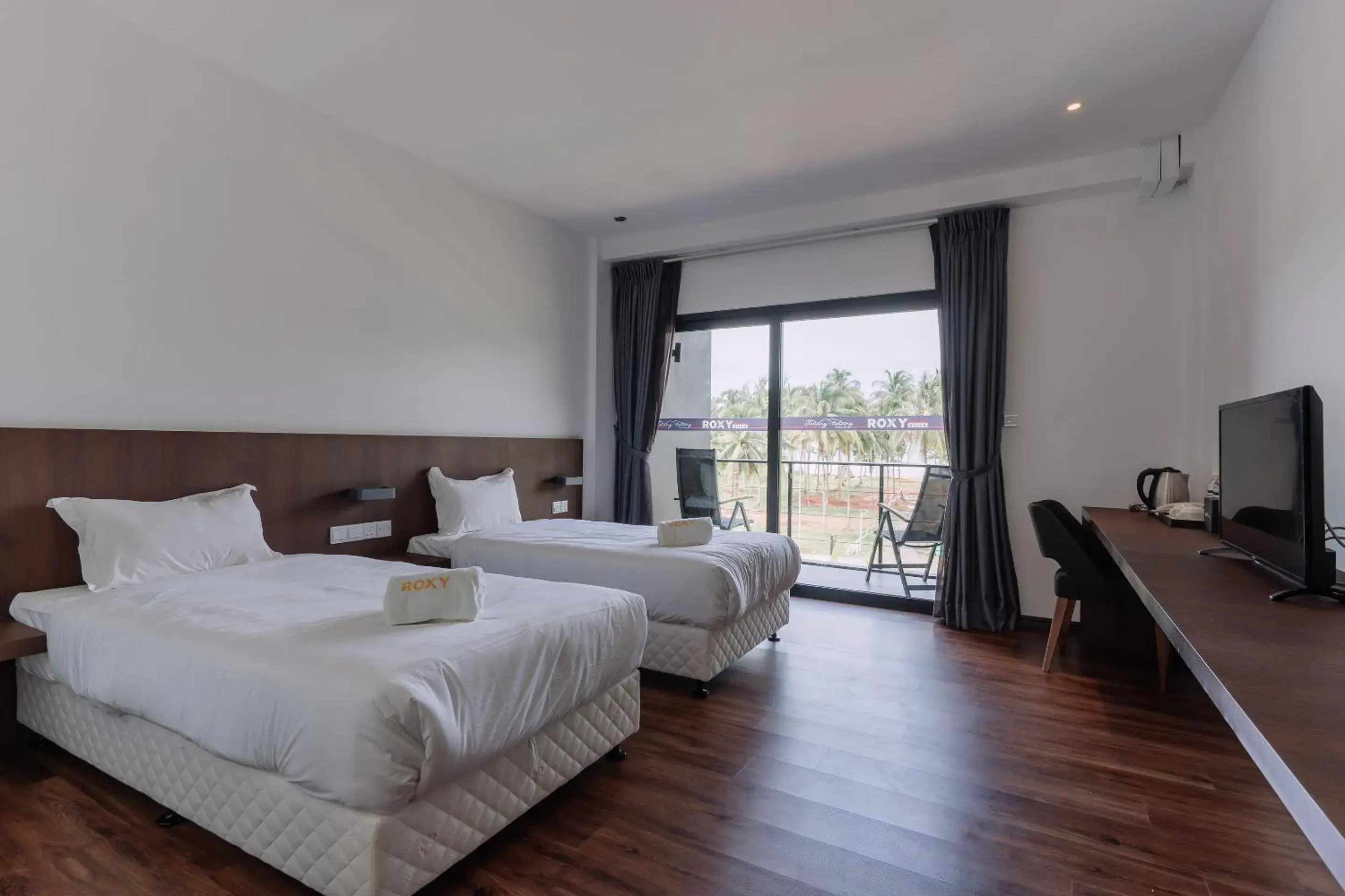 Deluxe Twin Room in Roxy Sematan Villa & Townhouse Deluxe Twin Room in Roxy Sematan Villa & Townhouse