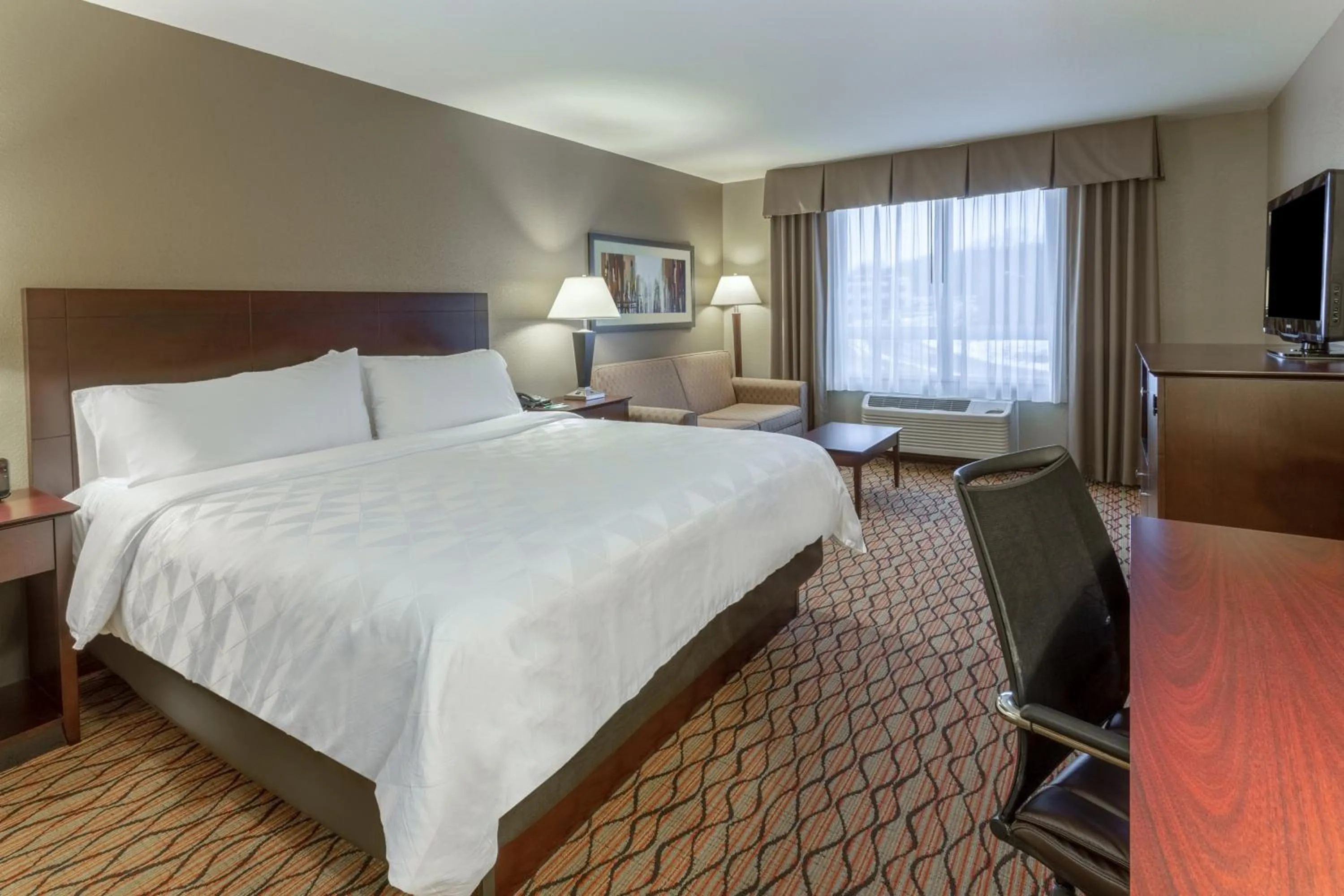 Photo of the whole room, Bed in Holiday Inn Eau Claire South I-94 by IHG