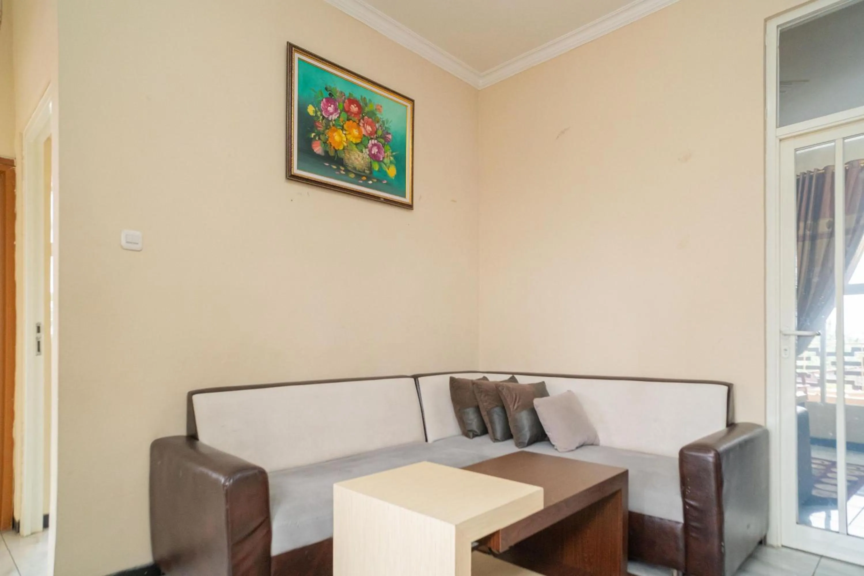 Seating area in RedDoorz At Villa Akbar 3