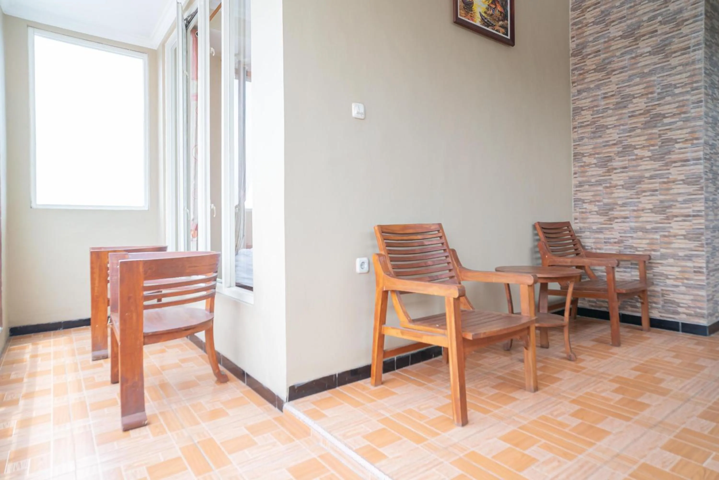 Seating area in RedDoorz At Villa Akbar 3