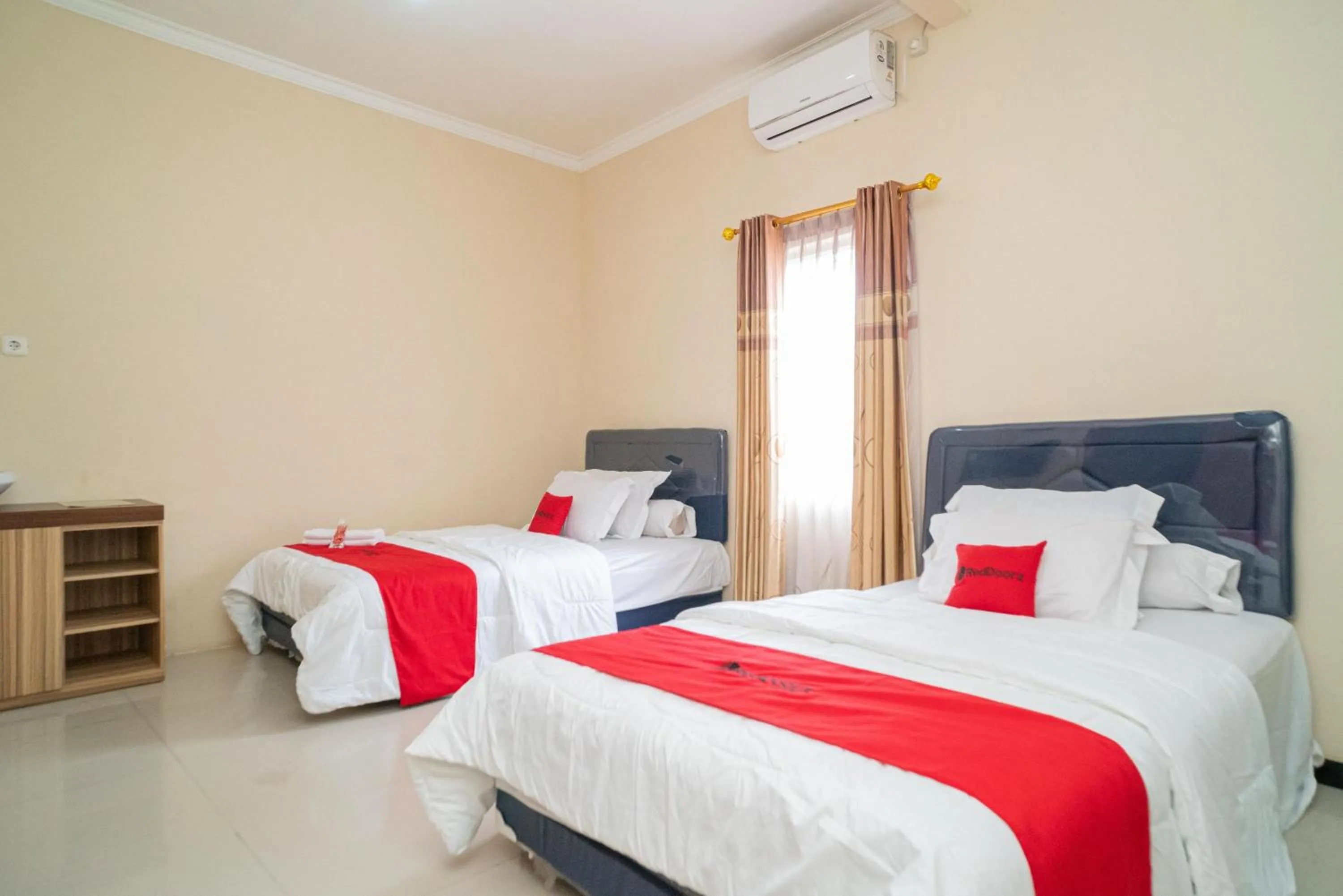 Bedroom, Bed in RedDoorz At Villa Akbar 3