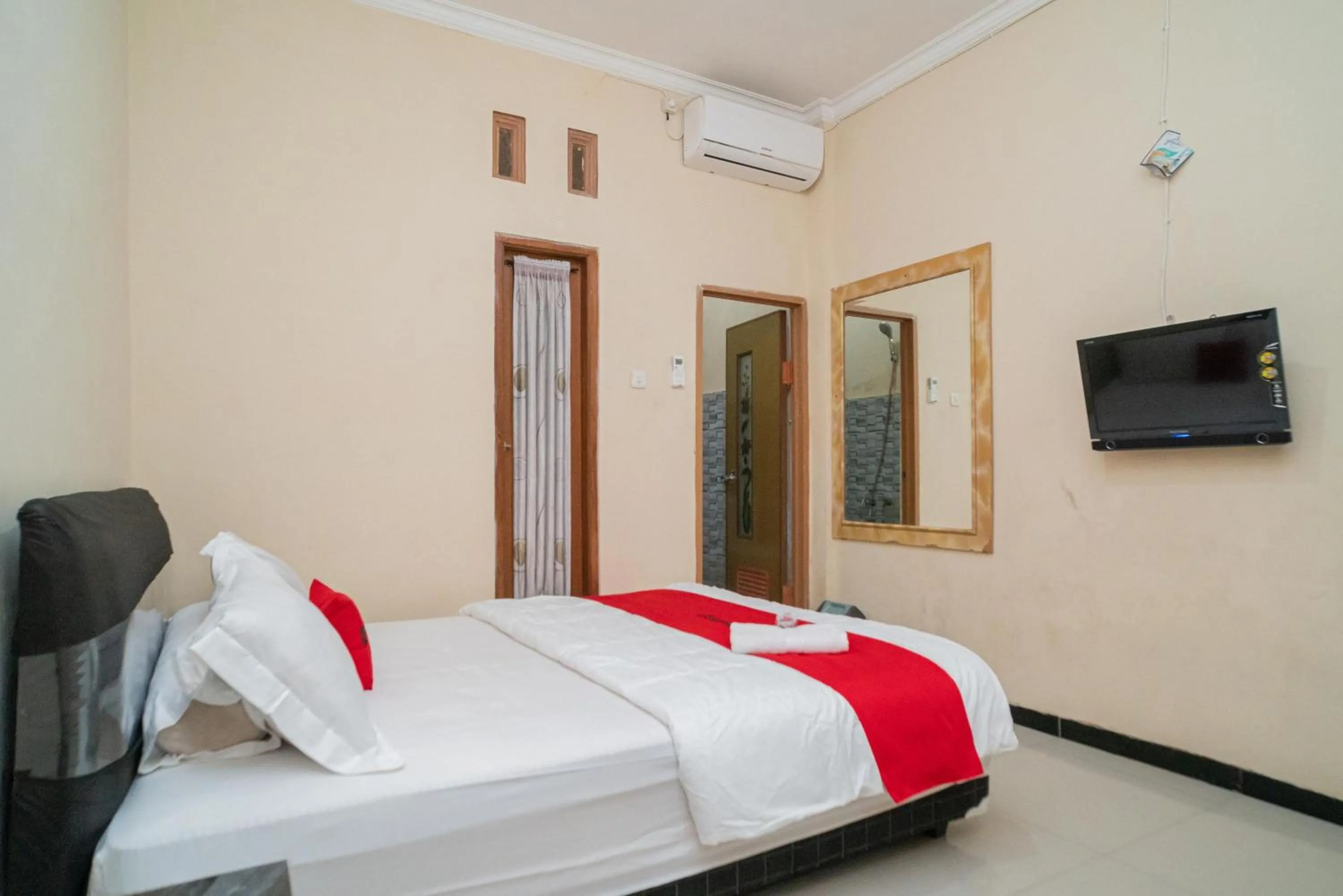 Bedroom, Bed in RedDoorz At Villa Akbar 3