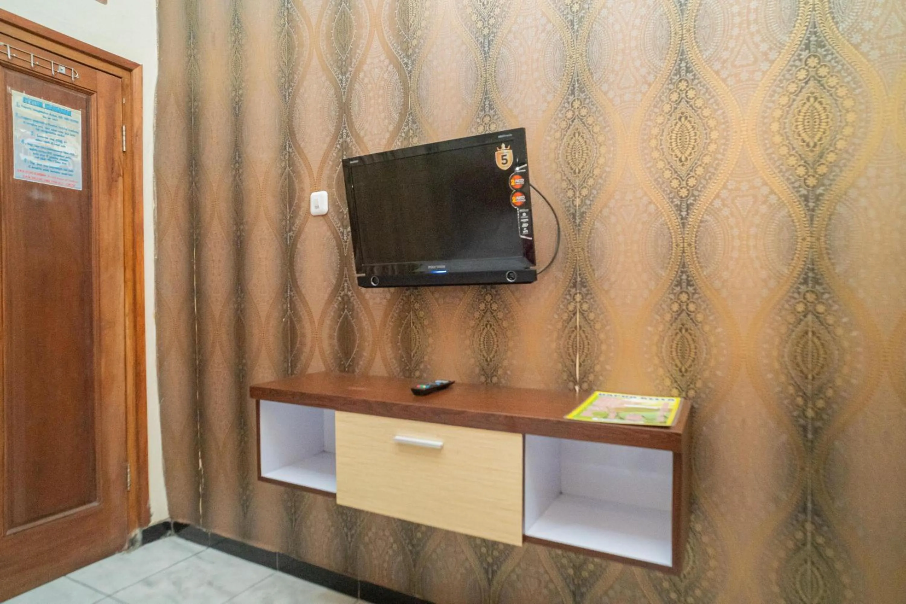 Bedroom in RedDoorz At Villa Akbar 3