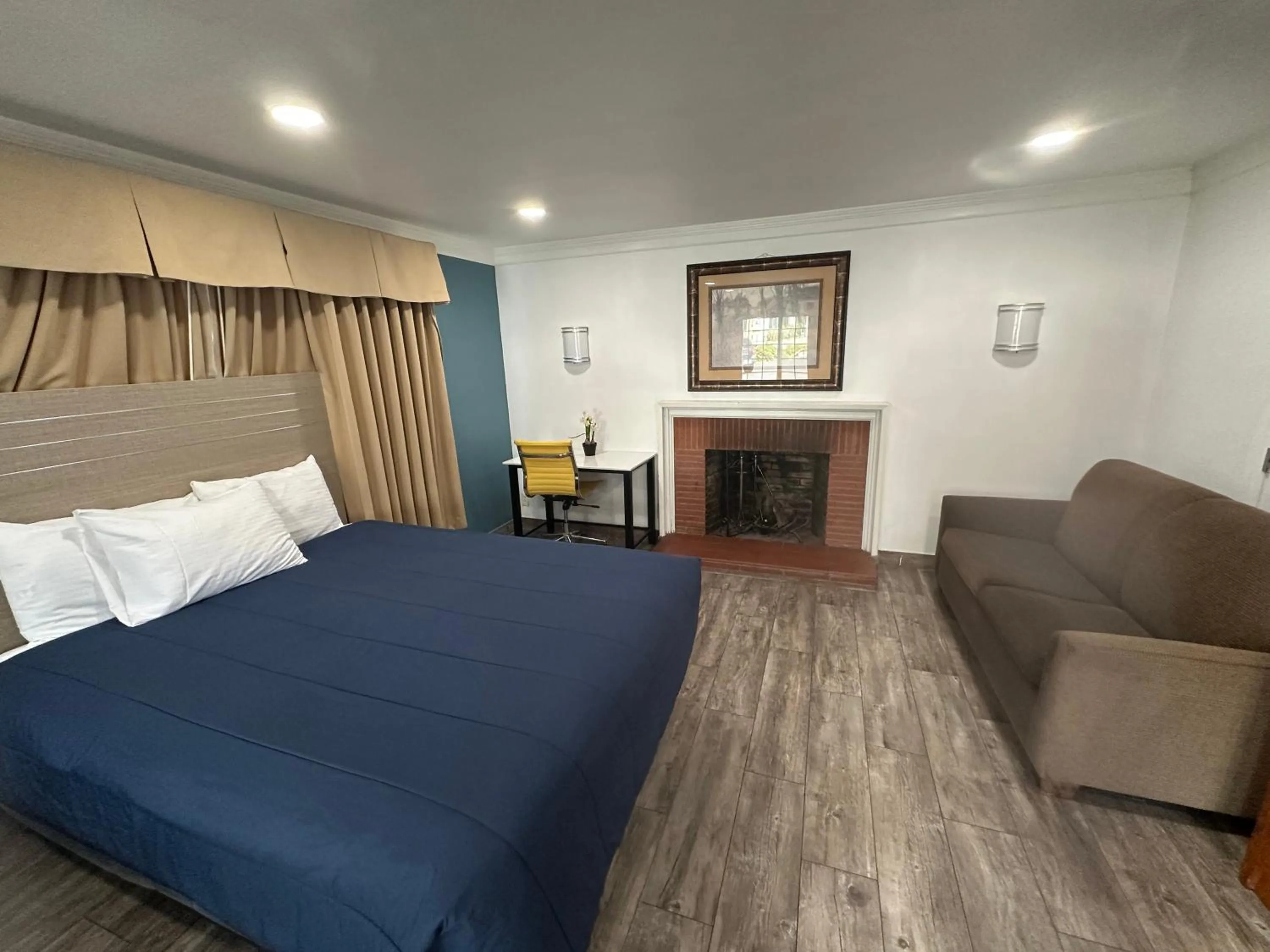 Bed in Town and Country Inn