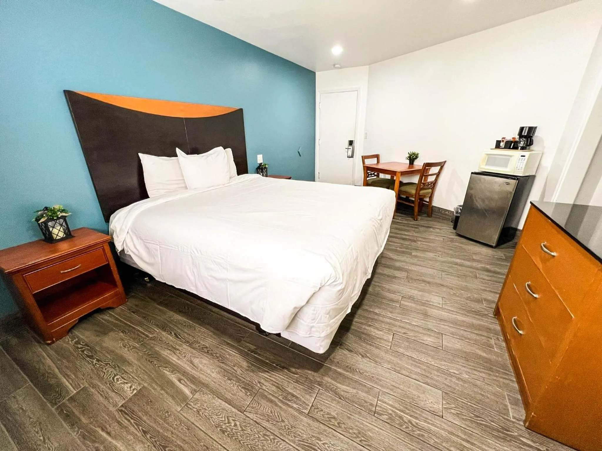 Deluxe King Studio in Town and Country Inn