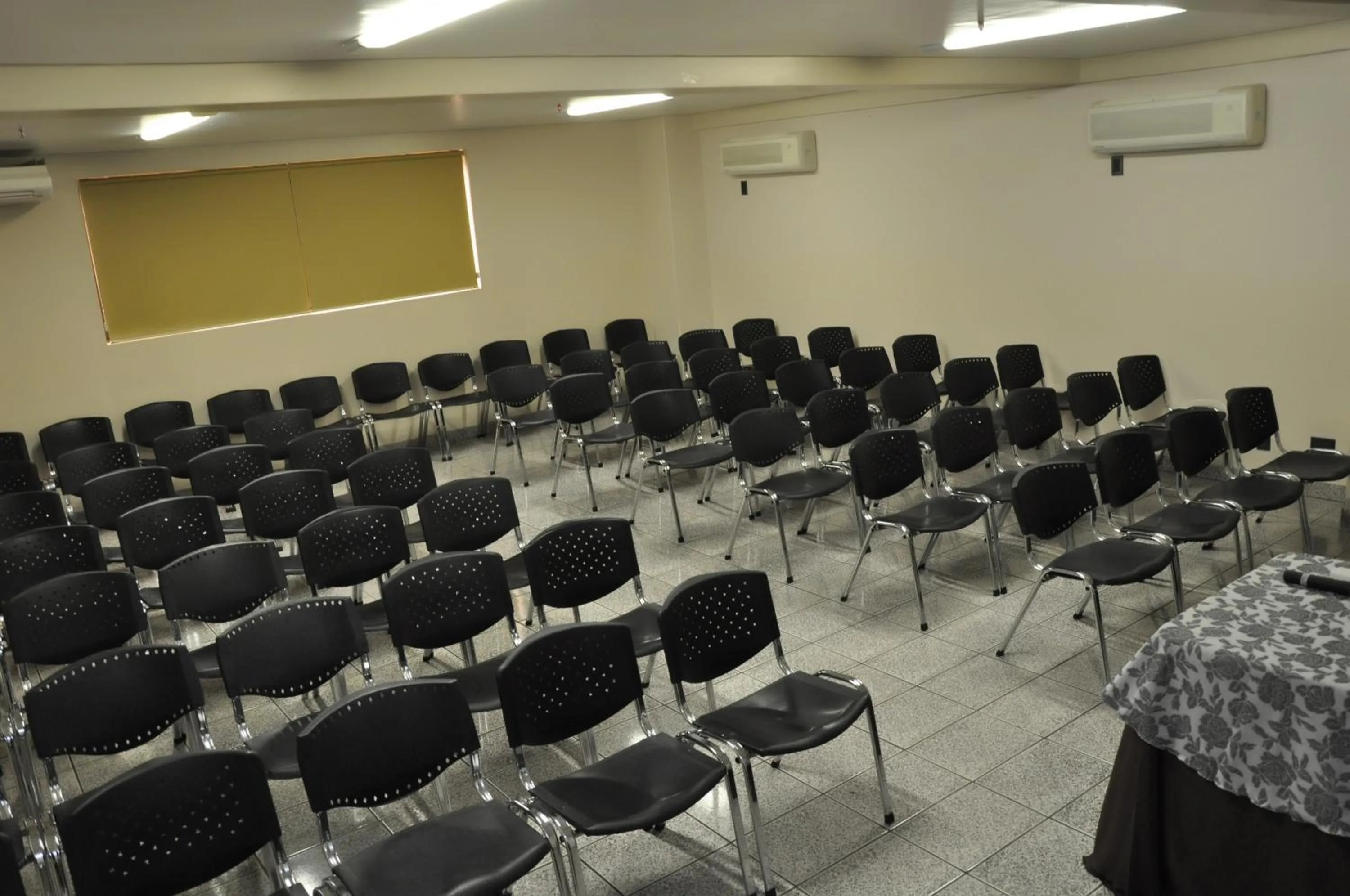 Business facilities in Crystal Plaza Hotel