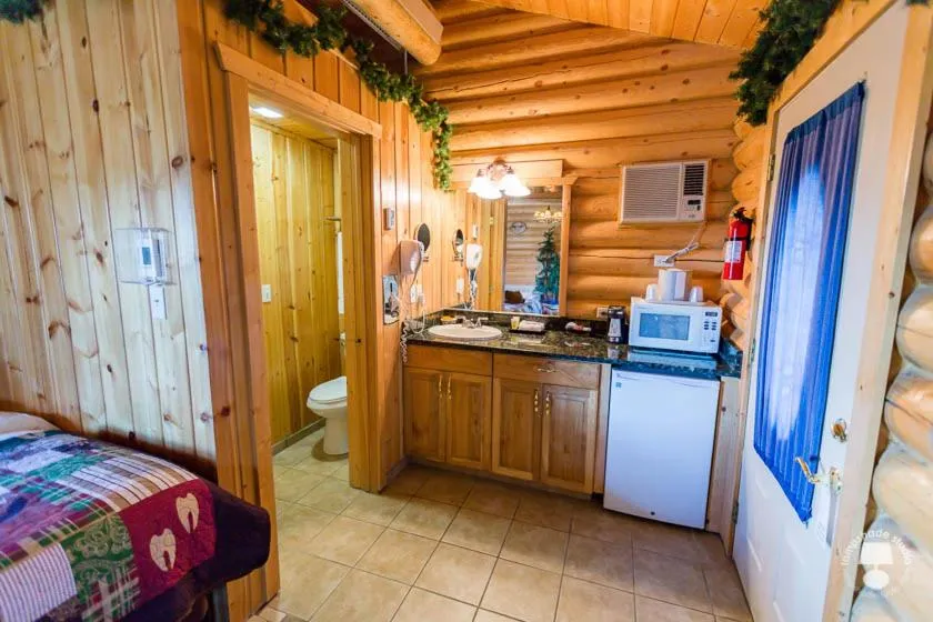 Decorative detail, Bed in Cabin Creek Inn