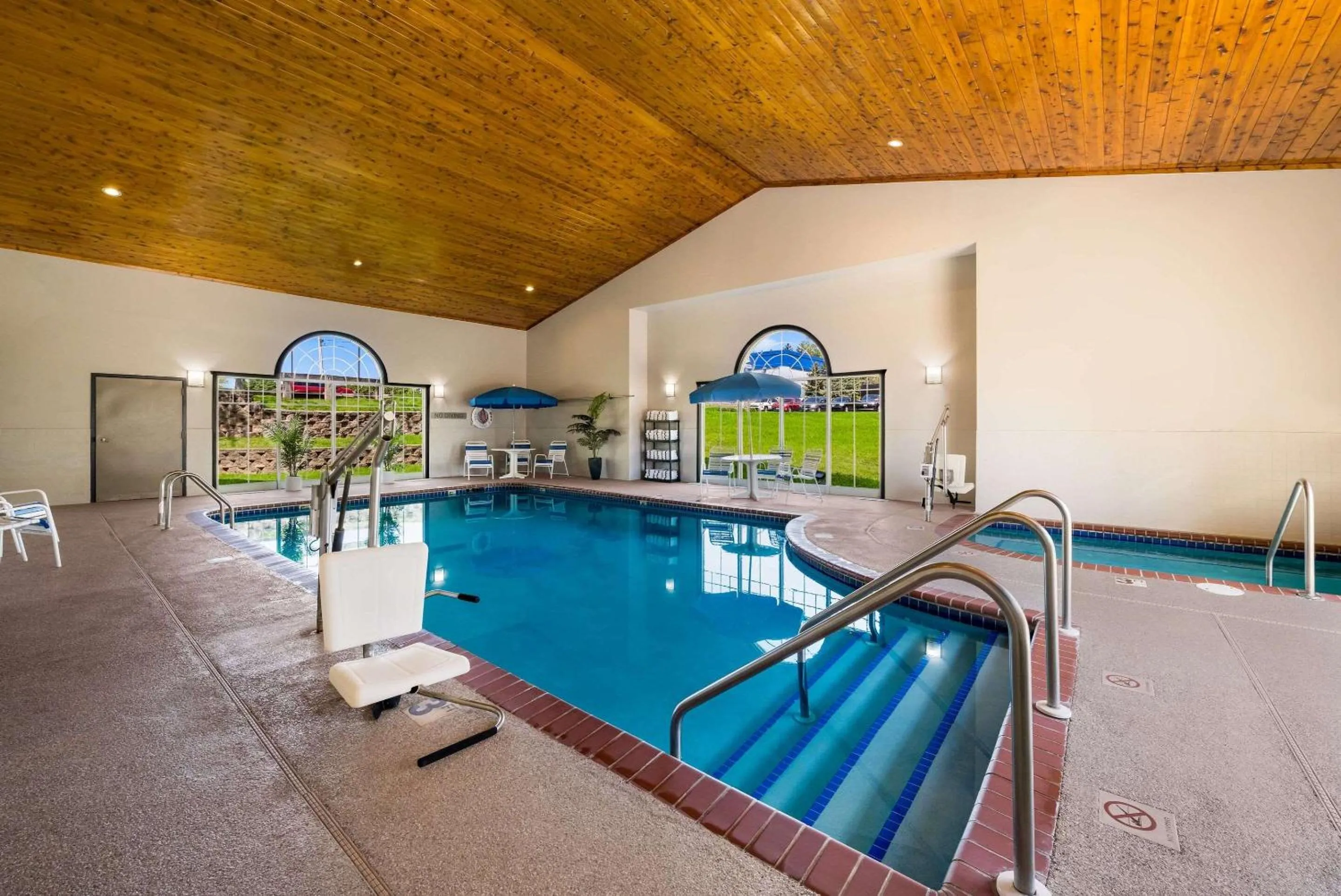 Swimming pool in Country Inn & Suites by Radisson, Freeport, IL