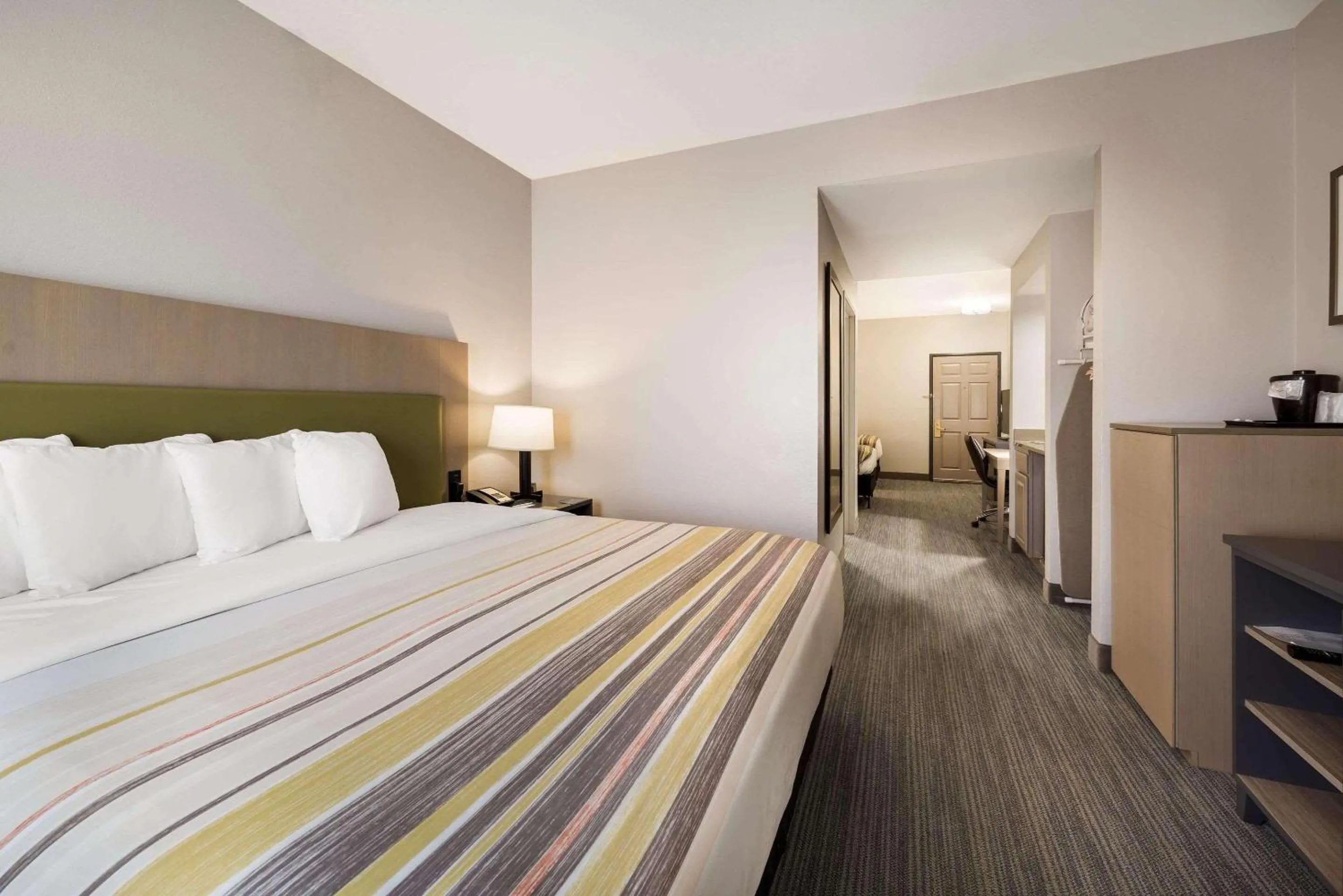 Bedroom, Bed in Country Inn & Suites by Radisson, Freeport, IL