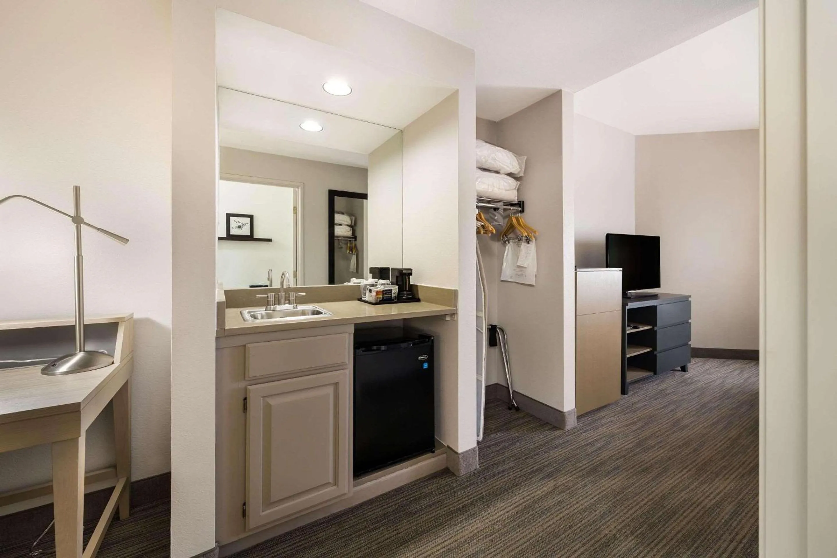 Bedroom in Country Inn & Suites by Radisson, Freeport, IL