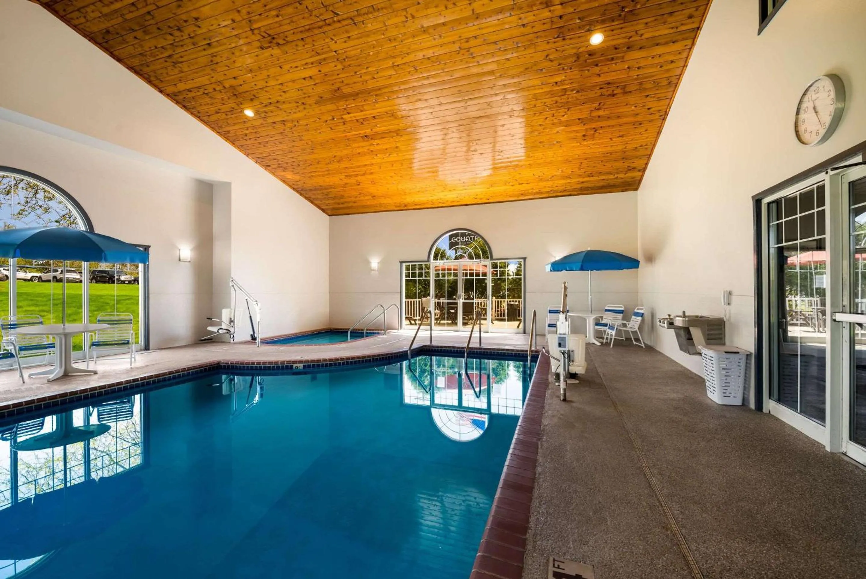 Swimming pool in Country Inn & Suites by Radisson, Freeport, IL