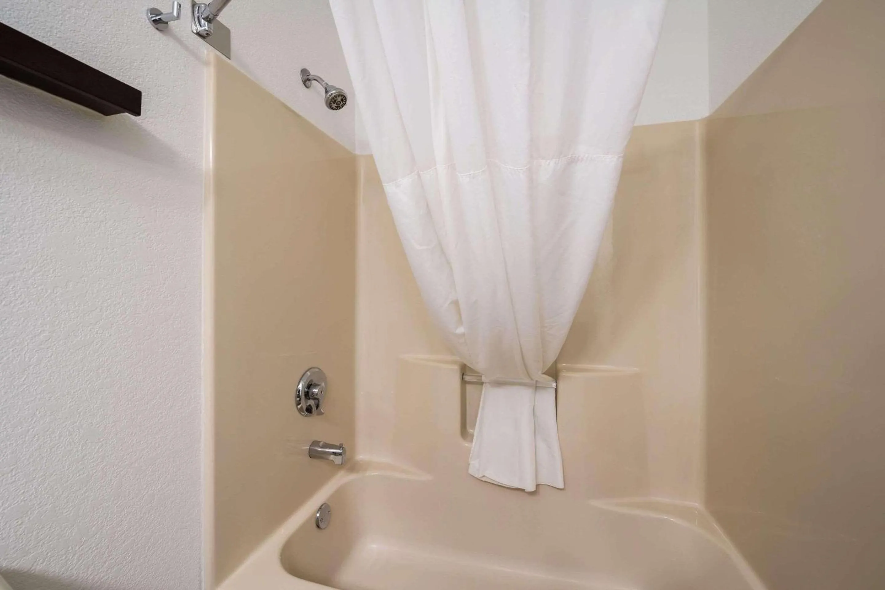 Bedroom in Country Inn & Suites by Radisson, Freeport, IL