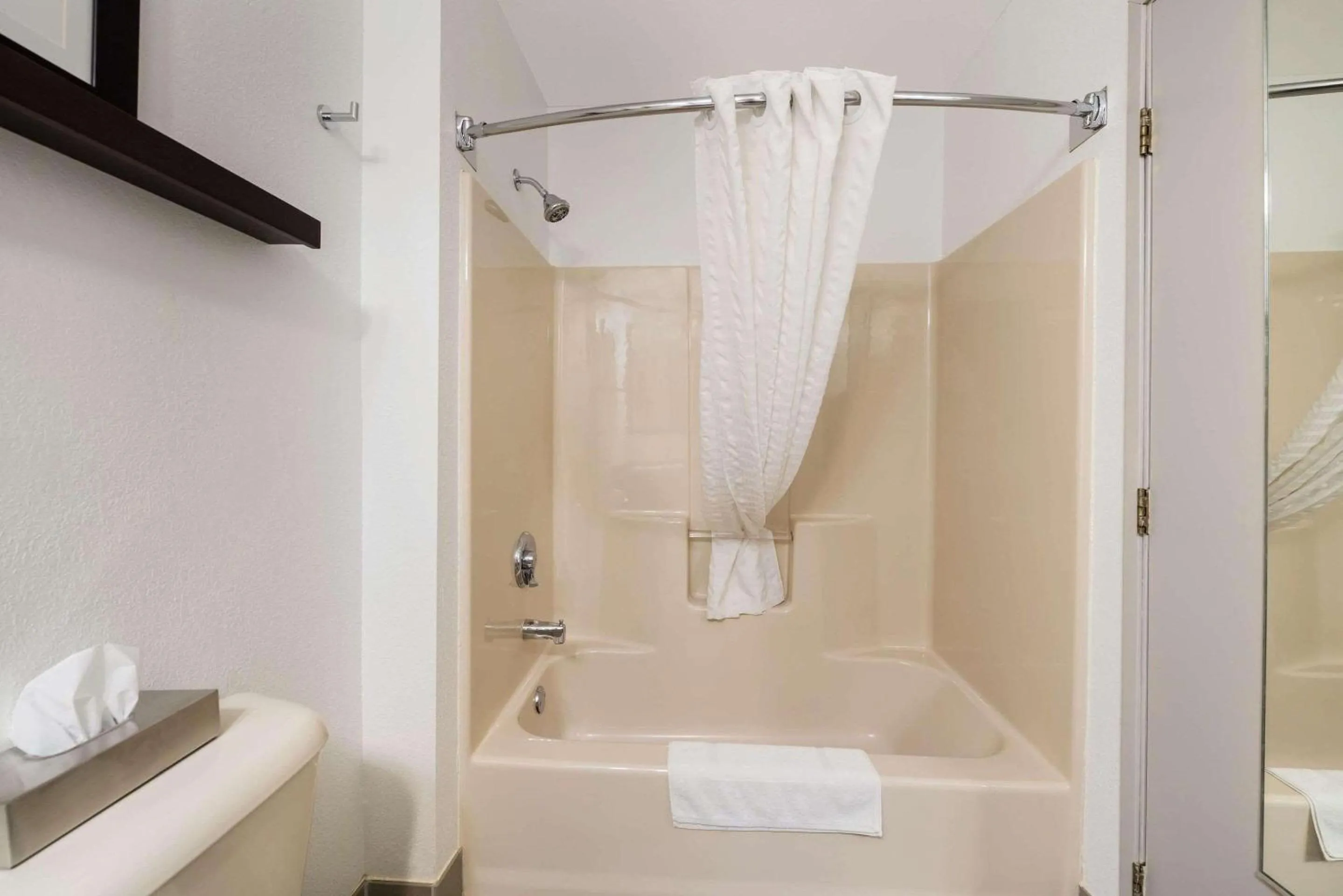 Bedroom in Country Inn & Suites by Radisson, Freeport, IL