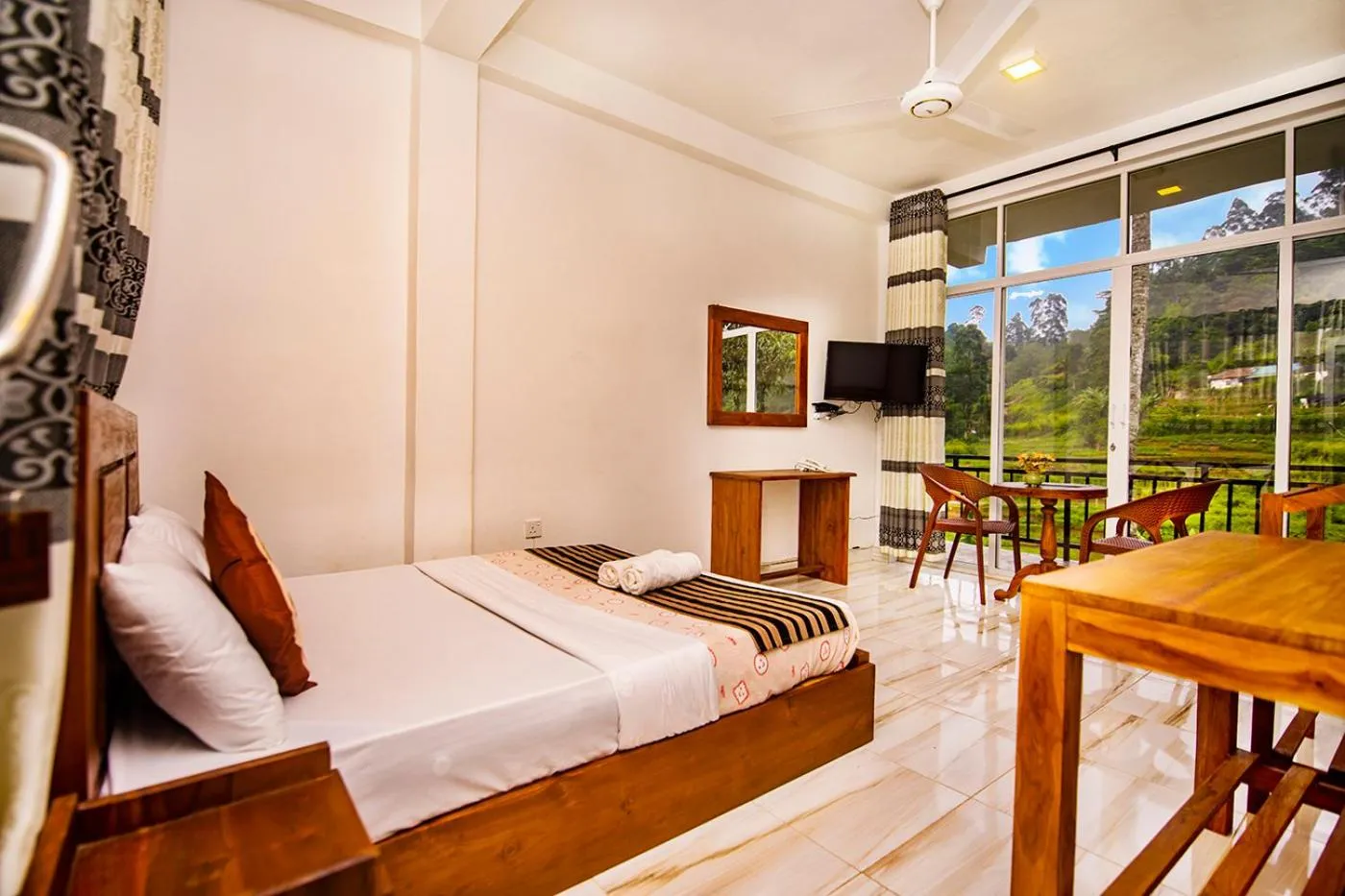 Photo of the whole room, Bed in Top Mountain Resort