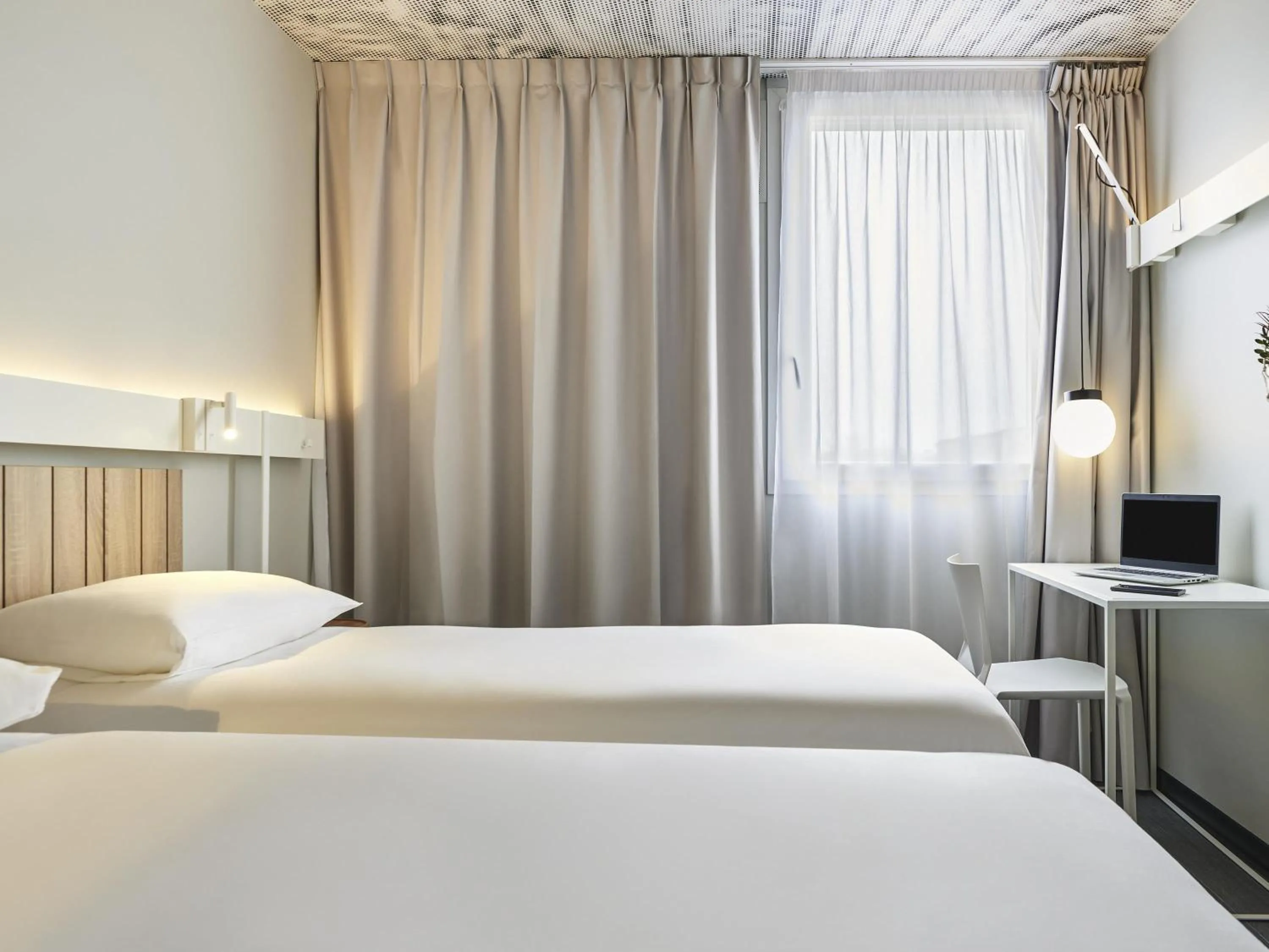 Bedroom, Bed in ibis Clamart Paris Velizy