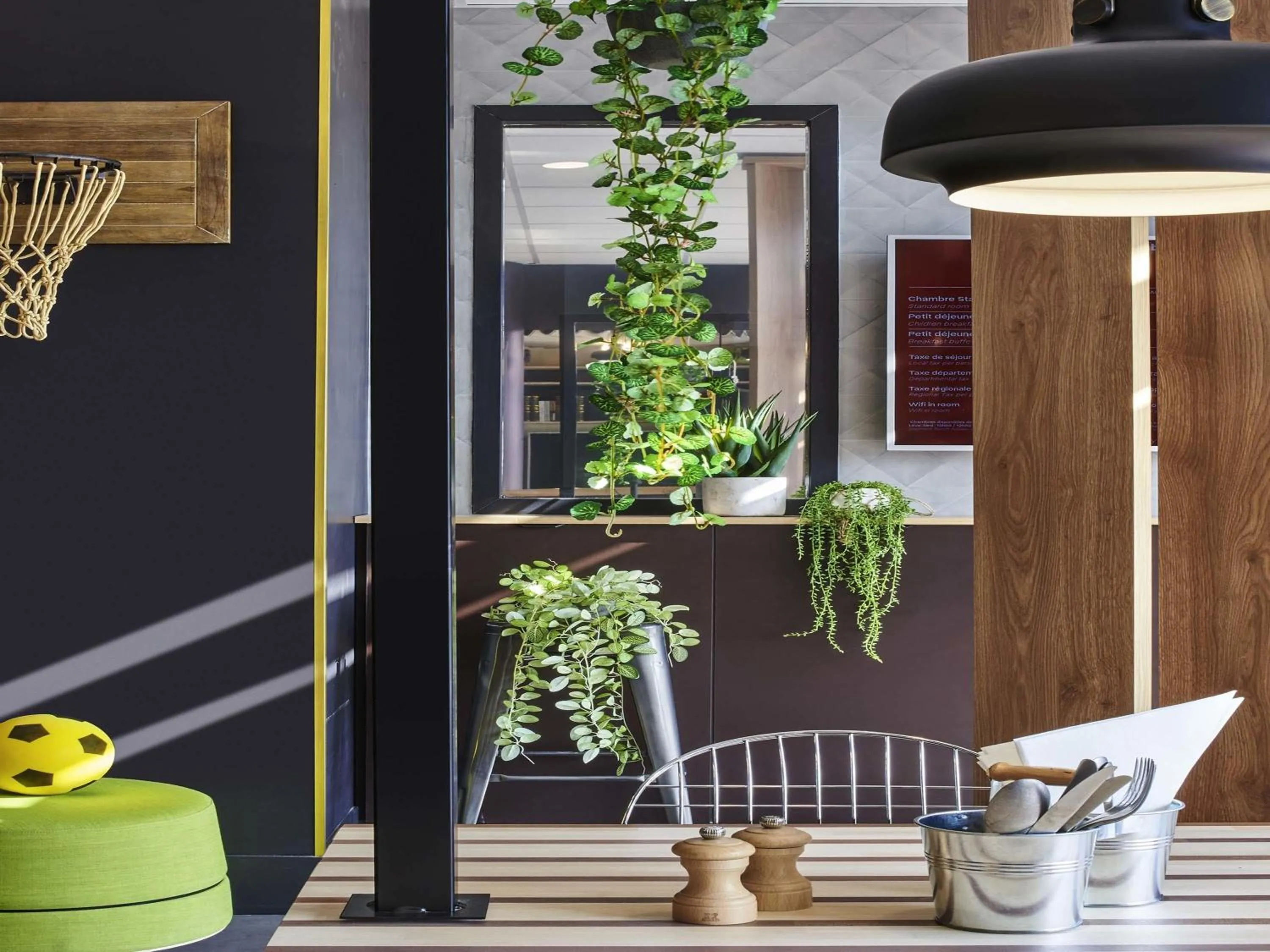 Restaurant/places to eat in ibis Clamart Paris Velizy