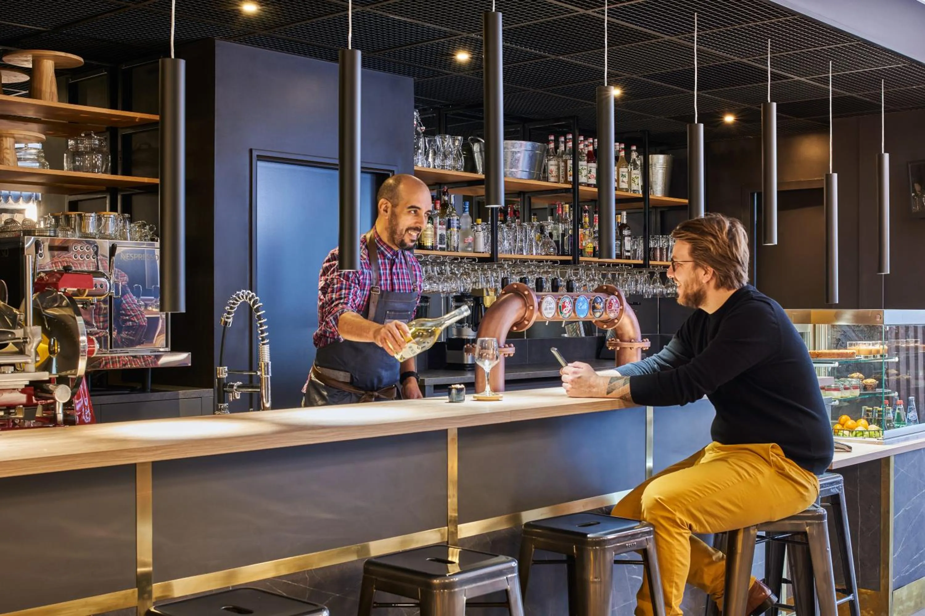 Lounge or bar in ibis Clamart Paris Velizy