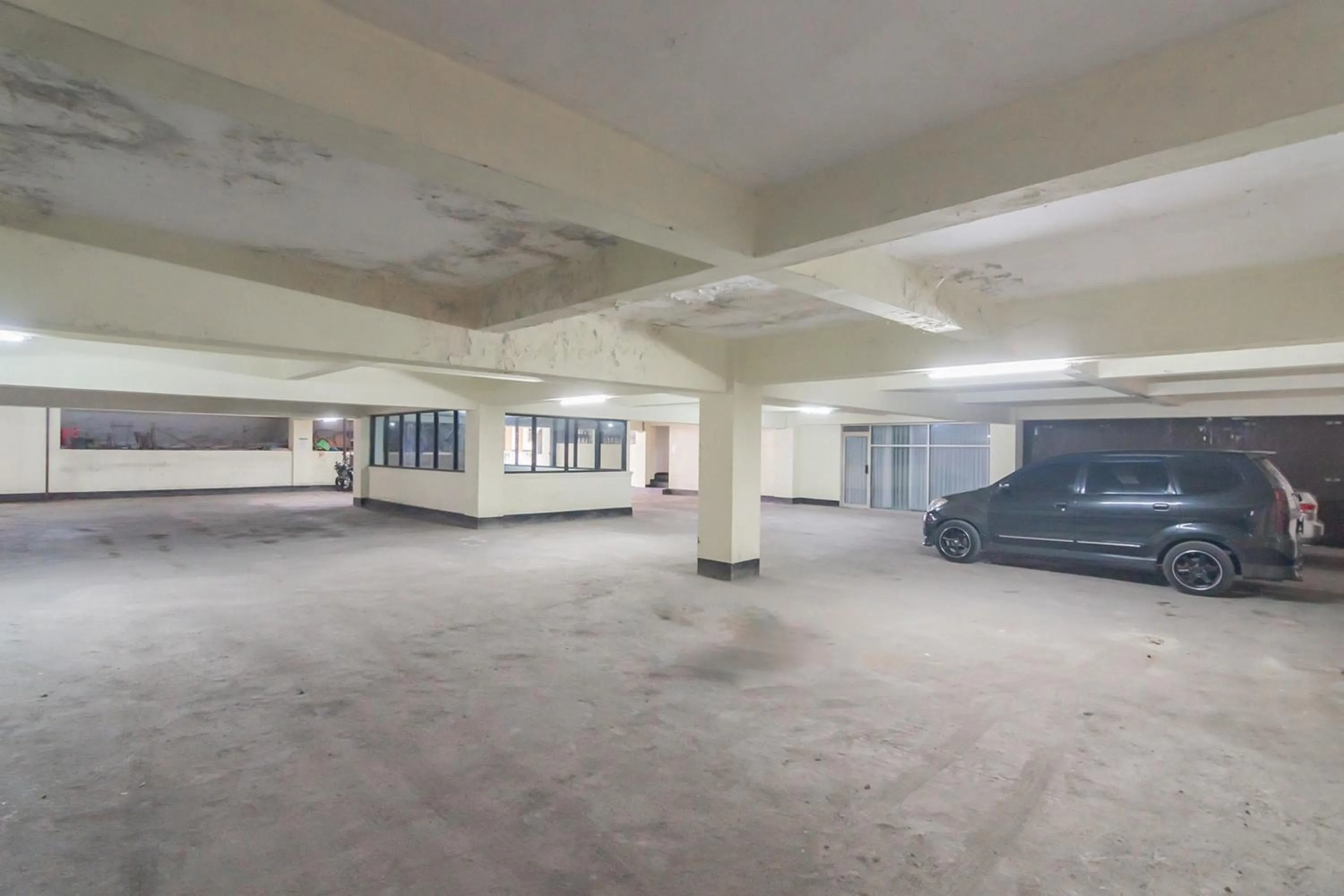 Parking in RedDoorz near Sukabumi Station 2