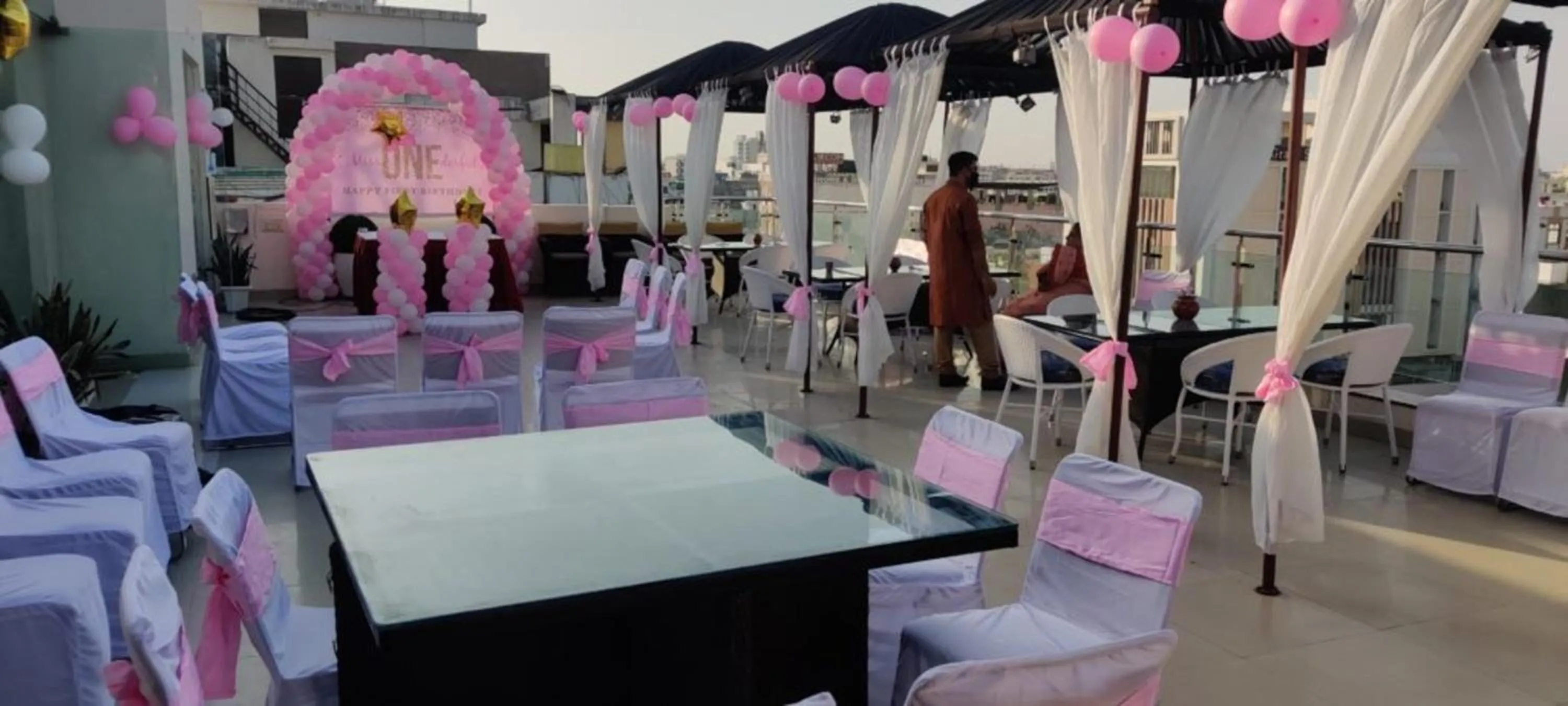 Restaurant/places to eat in Hotel Savi Regency