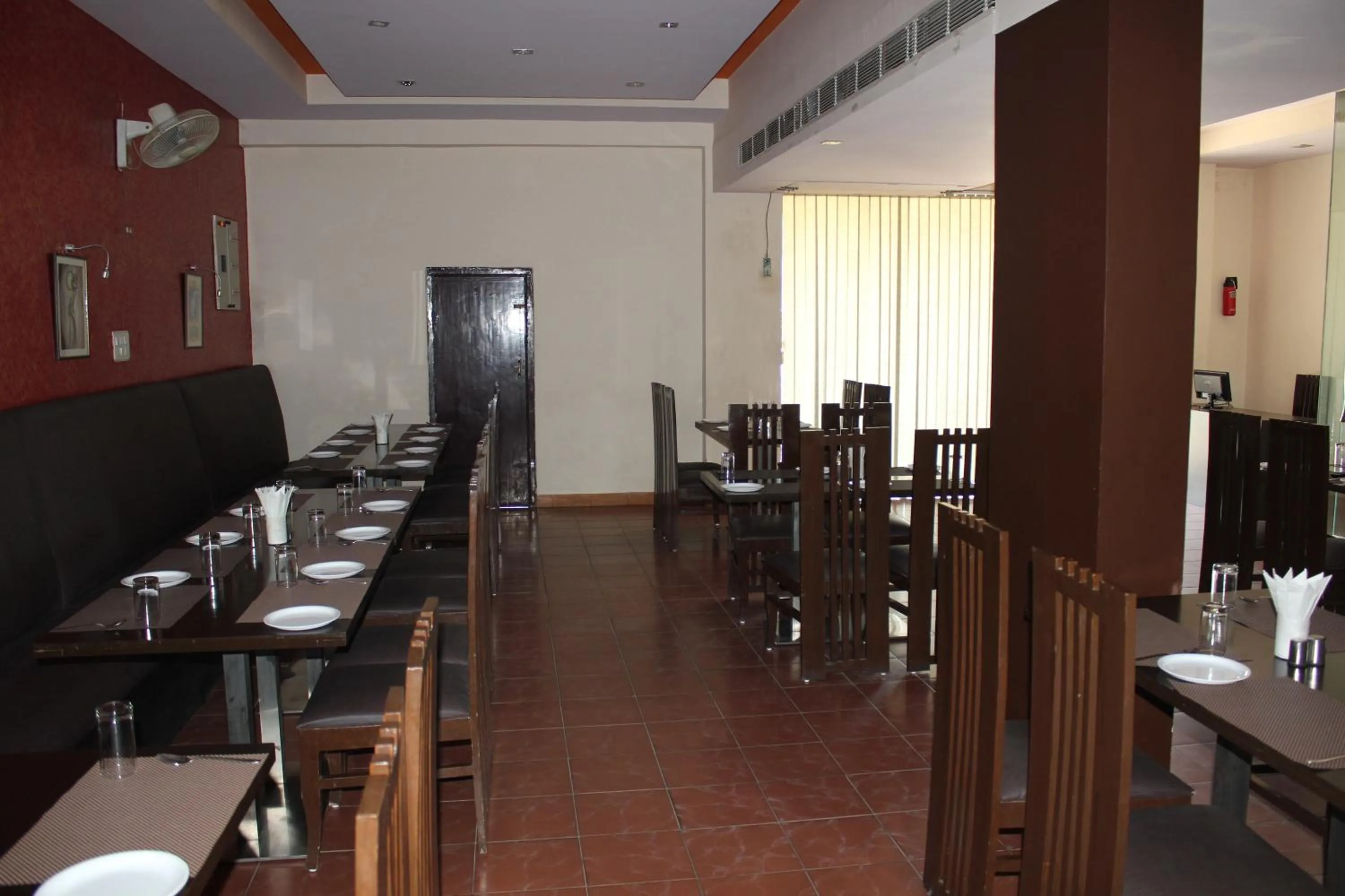 Restaurant/places to eat in Hotel Savi Regency