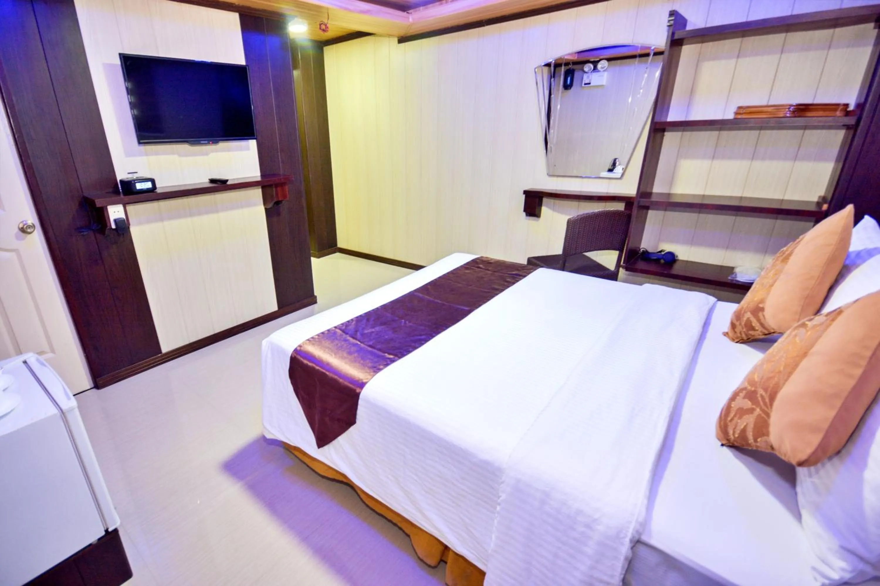 Communal lounge/ TV room, Bed in Diamond Water Edge Resort