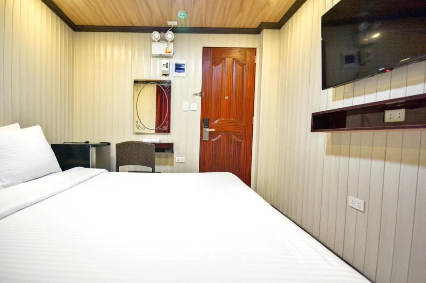 Photo of the whole room, Bed in Diamond Water Edge Resort