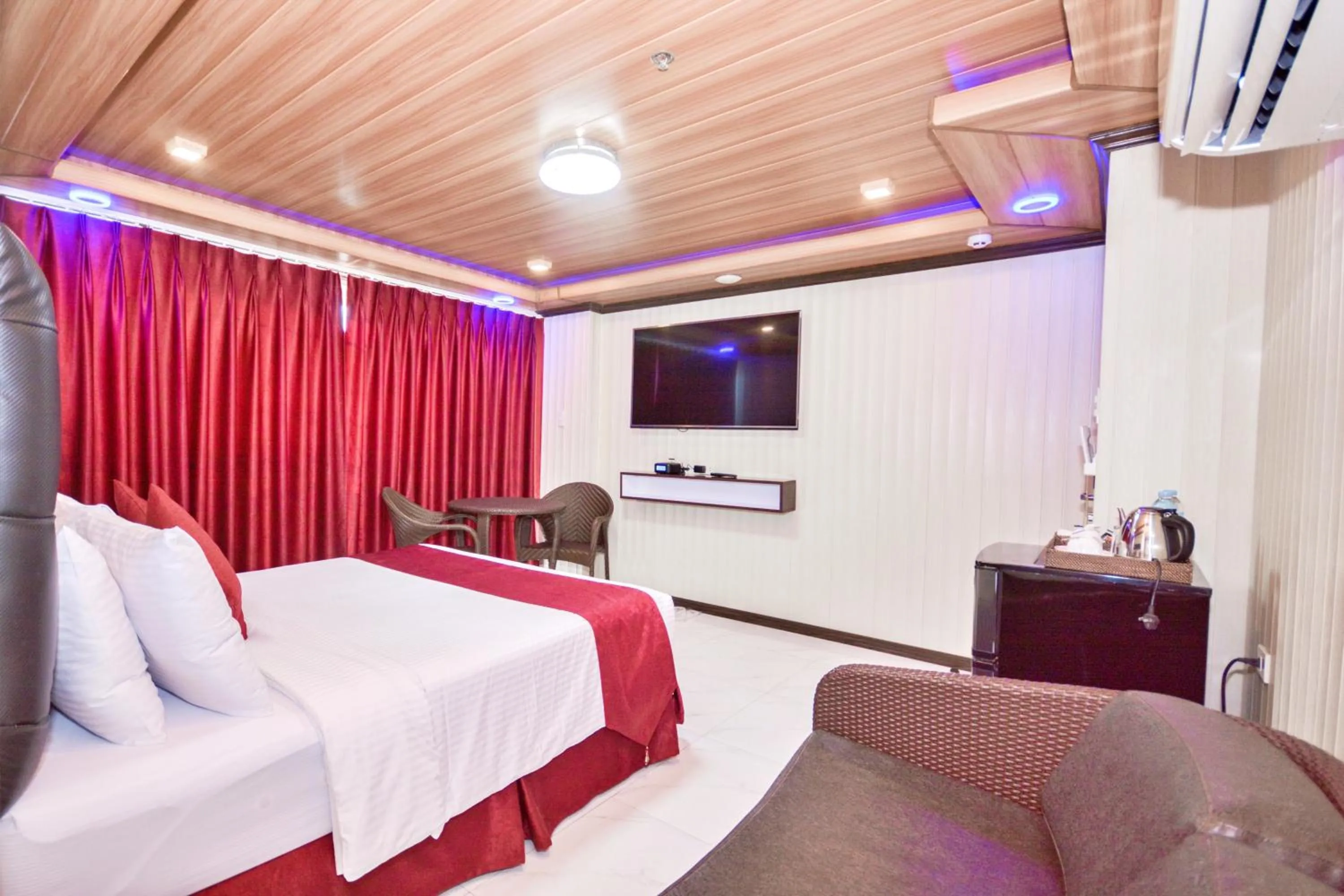 Bathroom, Bed in Diamond Water Edge Resort