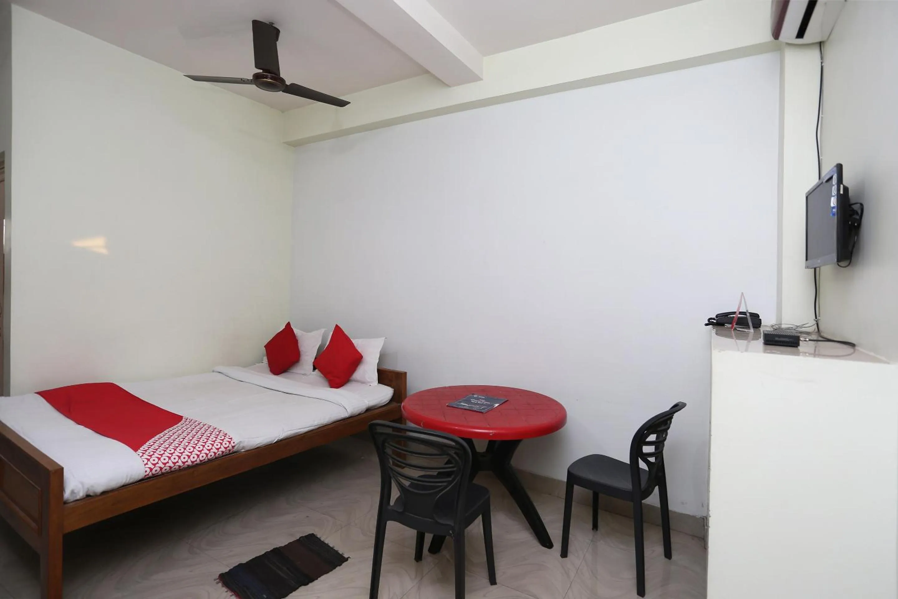 Bedroom, Bed in Super Hotel O Nandi Inn