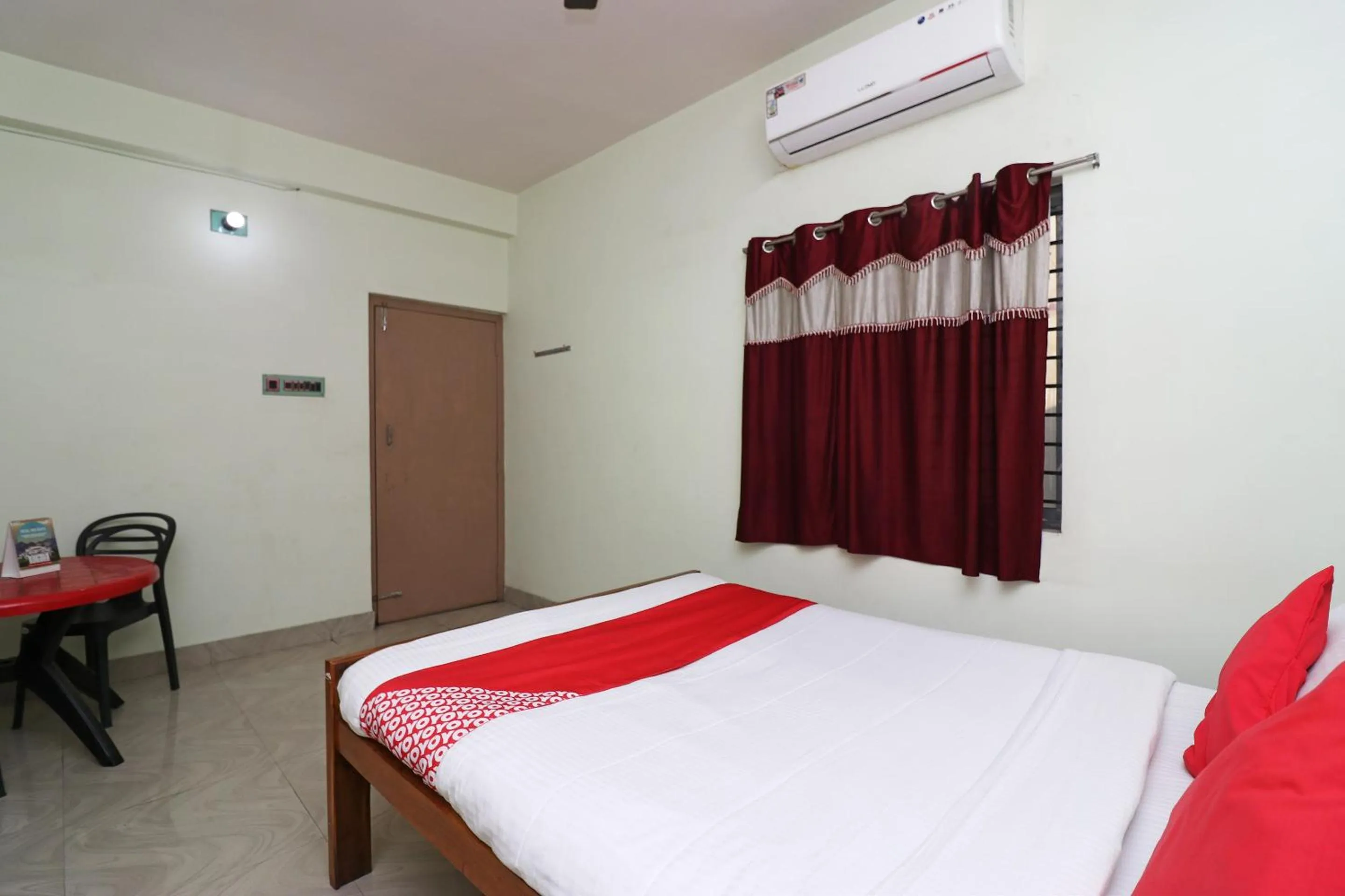 Bedroom, Bed in Super Hotel O Nandi Inn