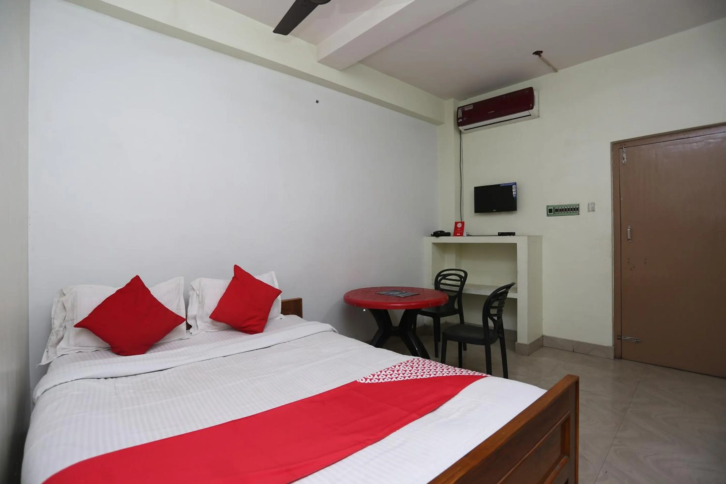 Bedroom, Bed in Super Hotel O Nandi Inn