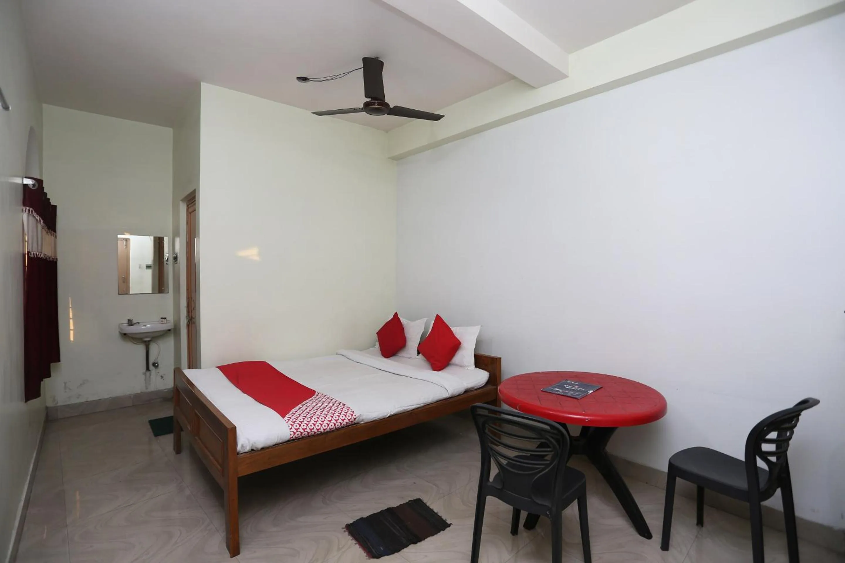 Bedroom, Bed in Super Hotel O Nandi Inn